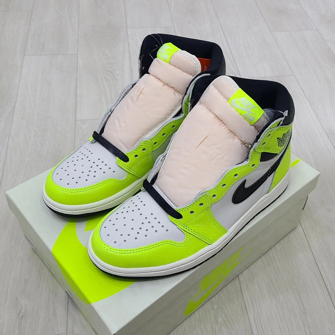 Jordan 1 Retro High OG Volt 착용 스타일 - 2