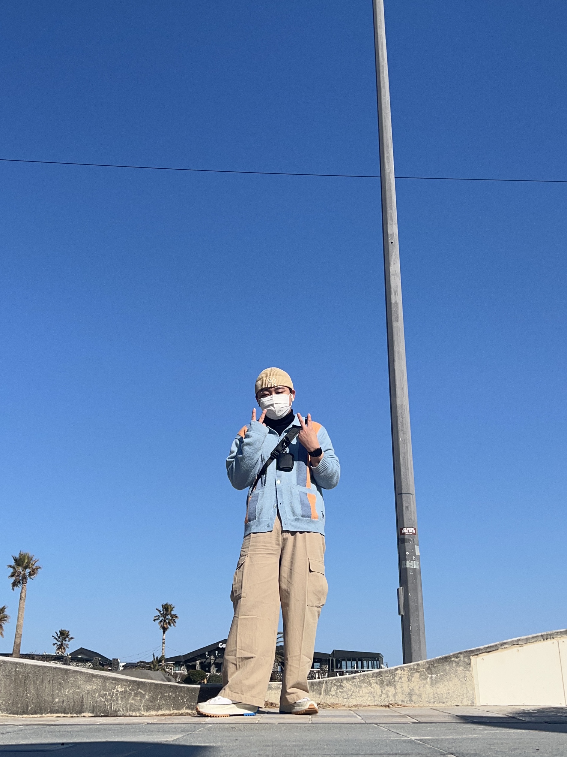IAB Studio x Obey Archer Cardigan Blue, Converse x JW Anderson Run Star Hike Hi White 착용 스타일