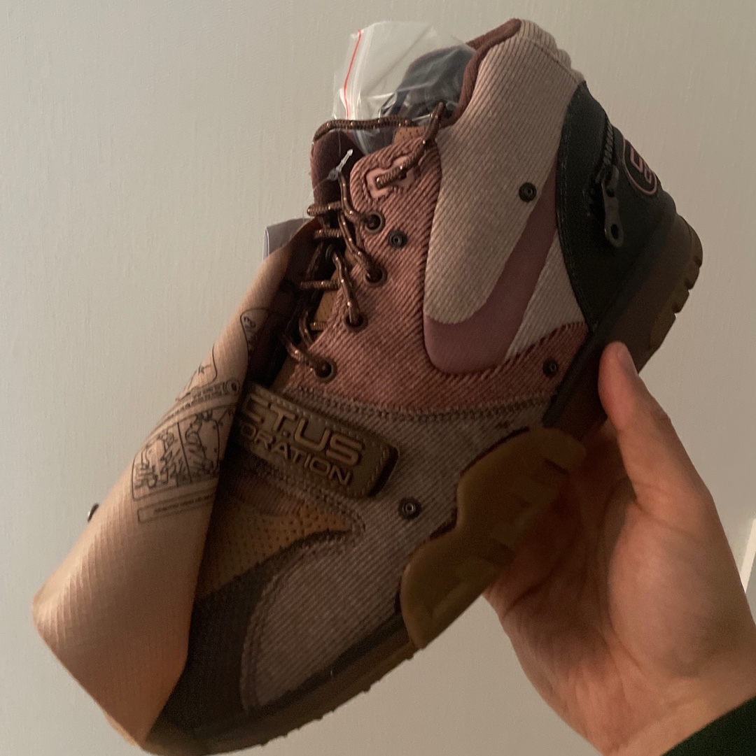 Nike x Travis Scott Air Trainer 1 Archaeo Brown and Rust Pink 착용 스타일 - 1