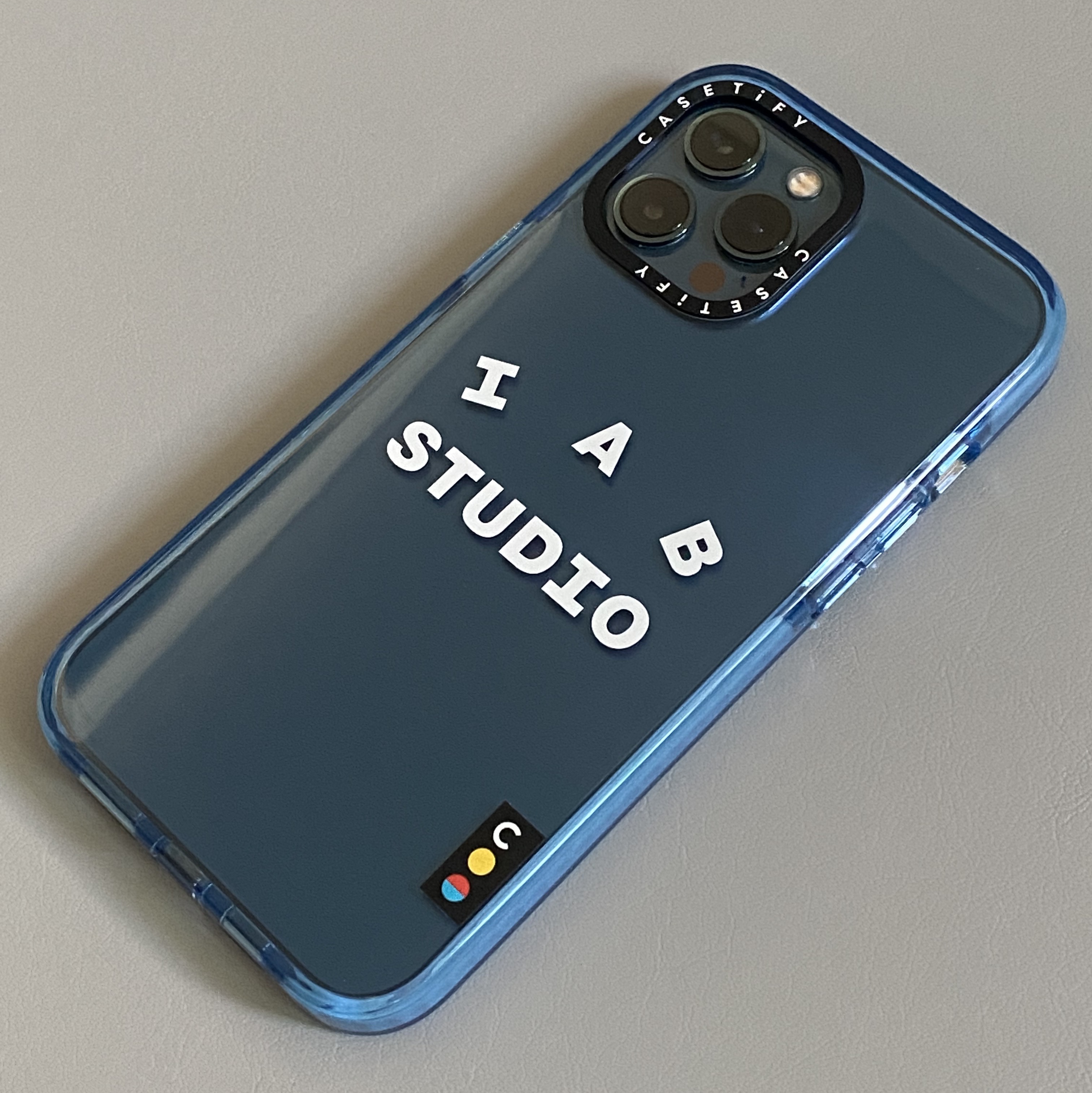 Casetify x IAB Studio iPhone White Logo Impact Case Sierra Blue 착용 스타일