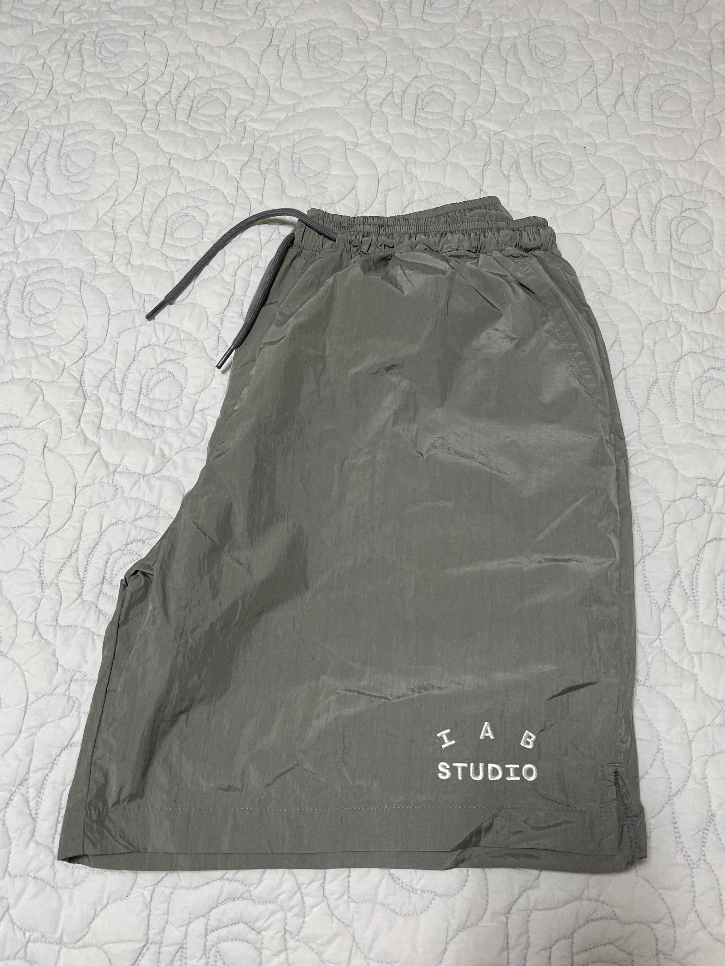 IAB Studio Woven Shorts Gray 착용 스타일