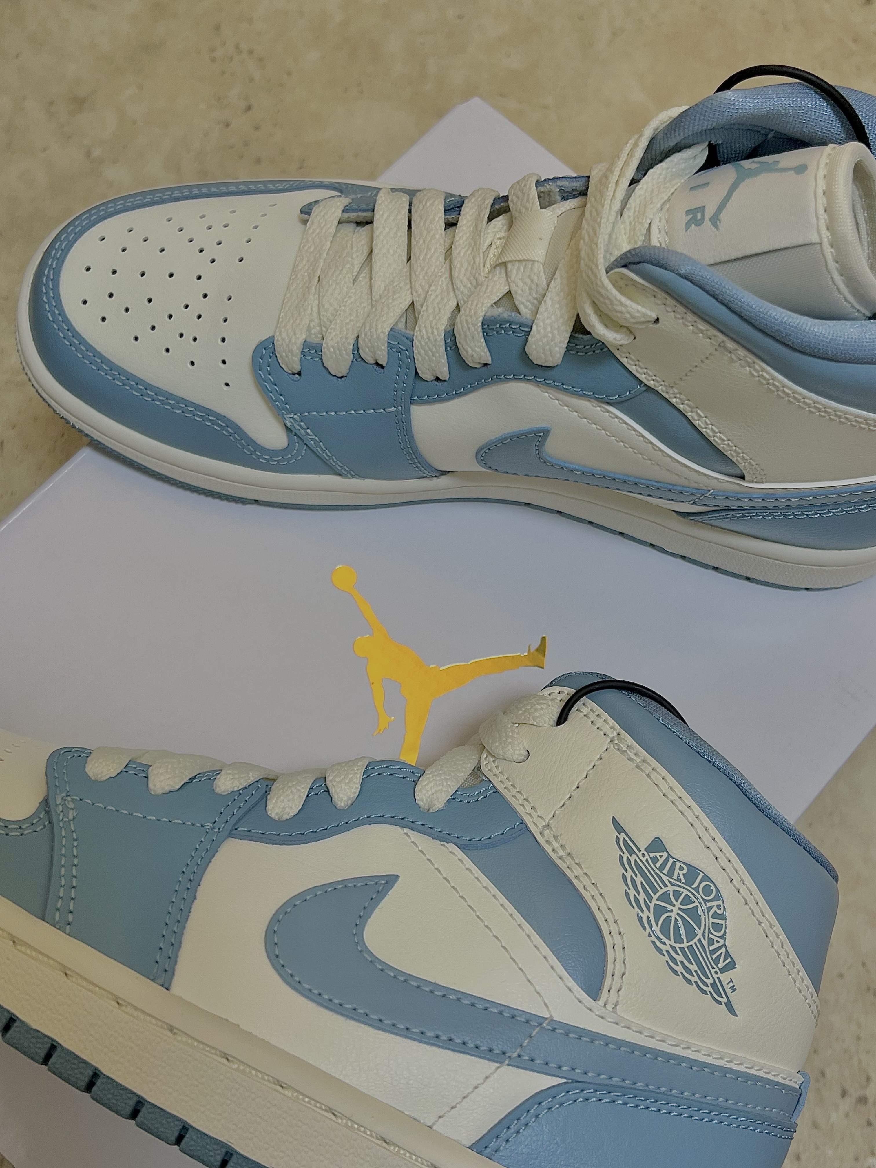 (W) Jordan 1 Mid Sail and Worn Blue 착용 스타일