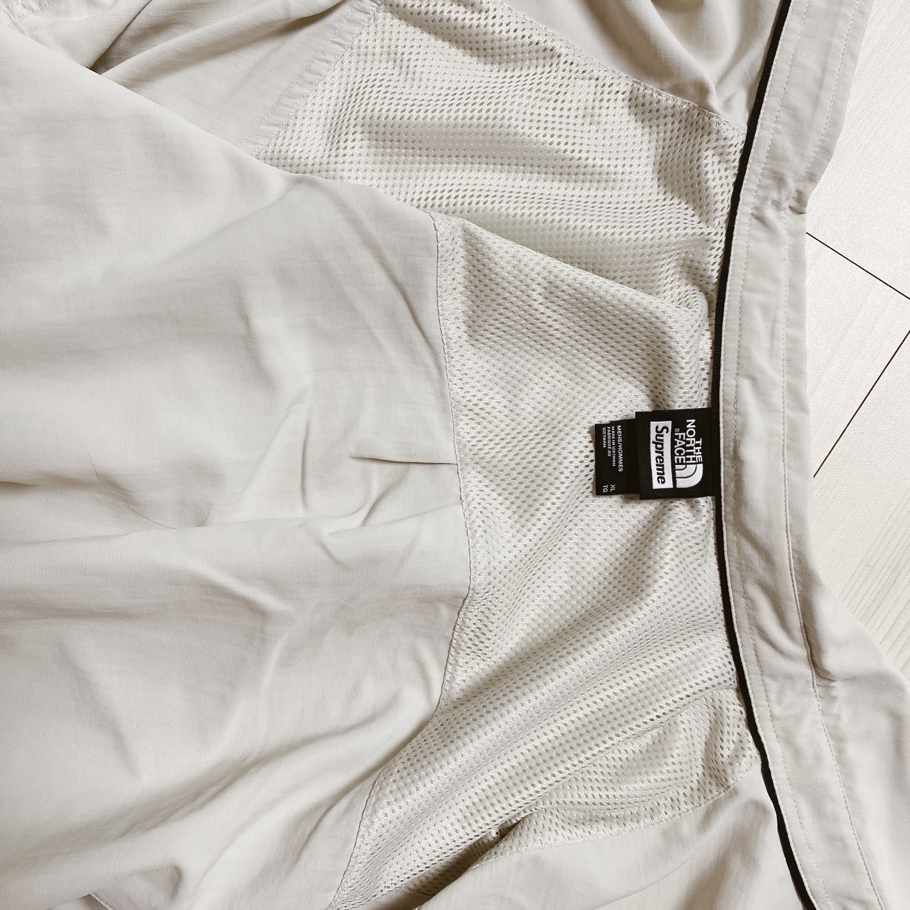 Supreme x The North Face Trekking S/S Shirt Stone - 22SS 착용 스타일 - 2