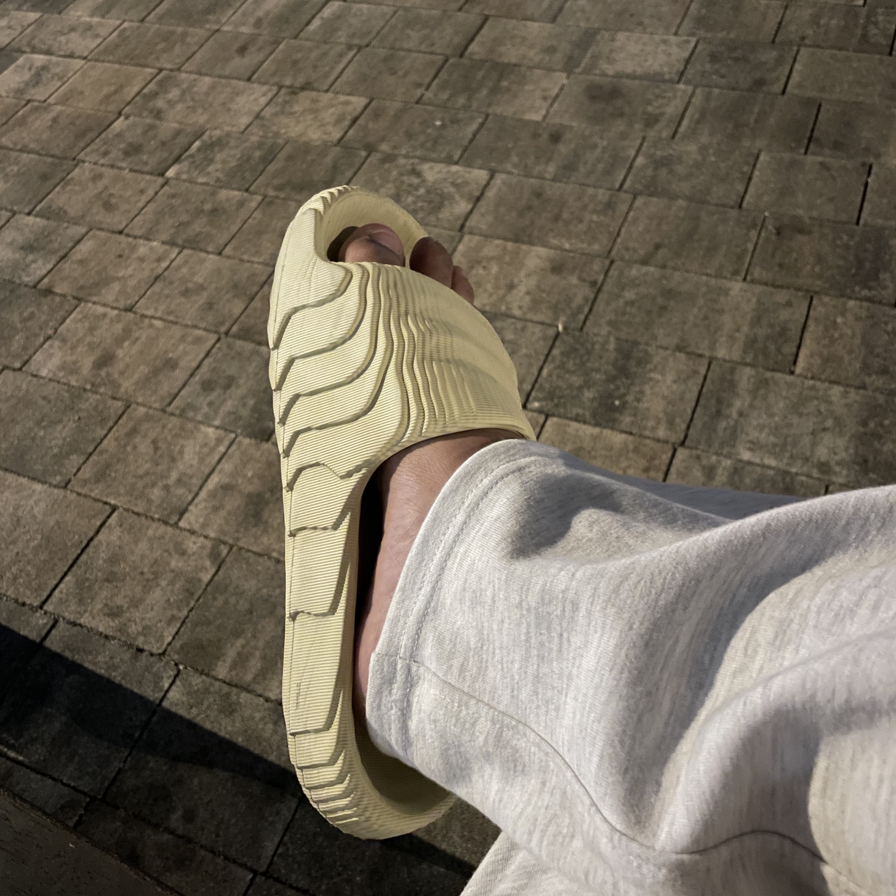 Adidas Adilette 22 Desert Sand 착용 스타일