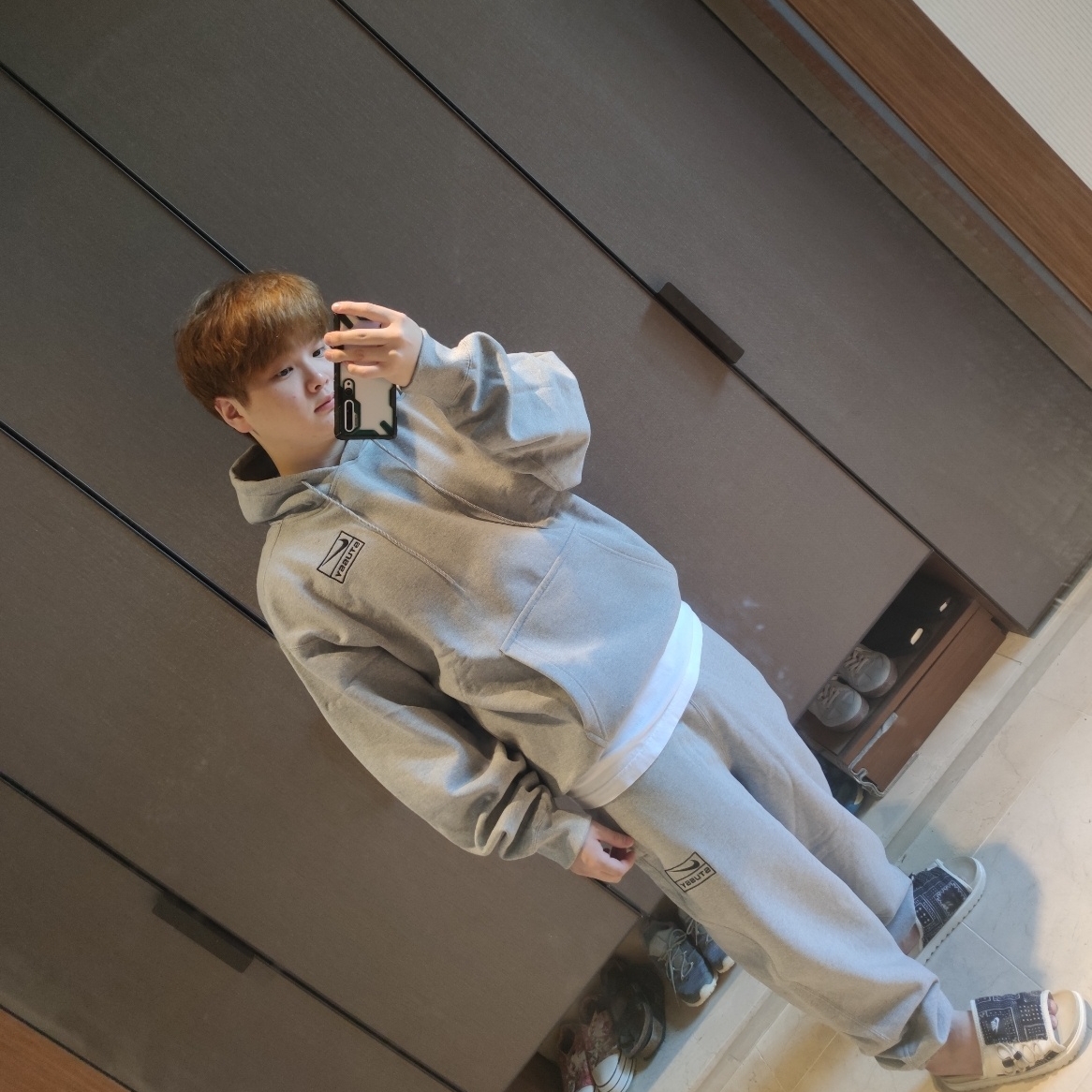 Nike x Stussy NRG RA Pullover Hoodie Dark Grey Heather (DJ9488-063), Nike x Stussy NRG RA Fleece Pants Dark Grey Heather (DJ9490-063) 착용 스타일 - 2