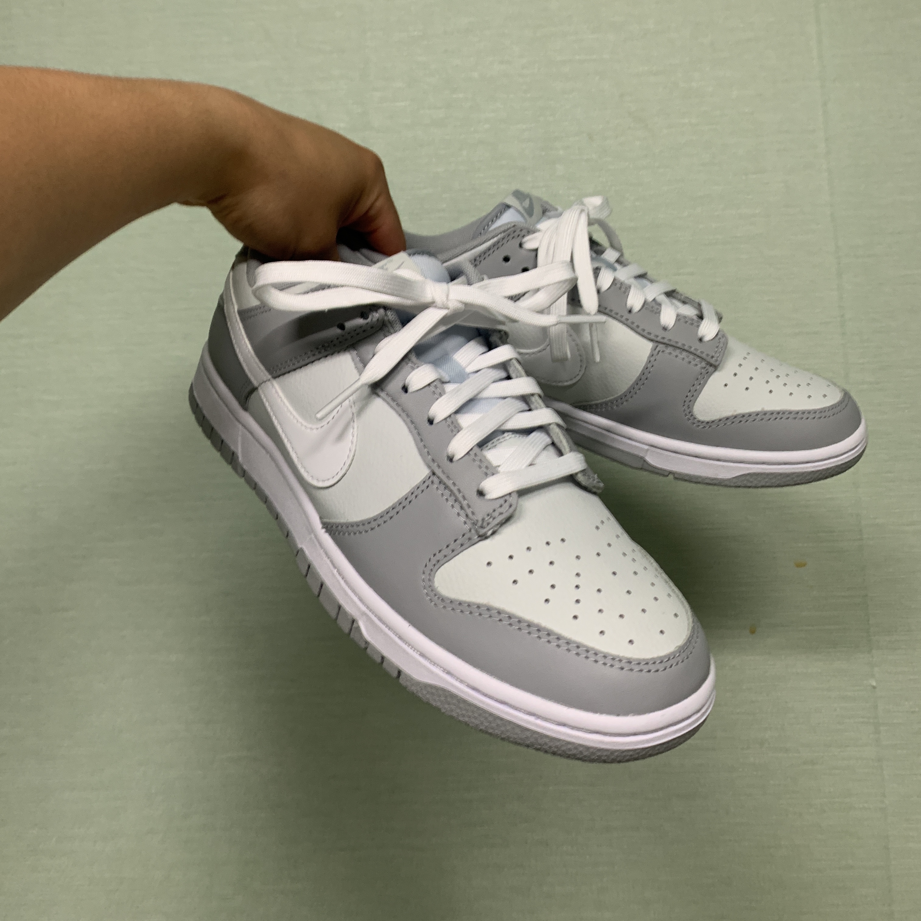 Nike Dunk Low Retro Wolf Grey 착용 스타일 - 2