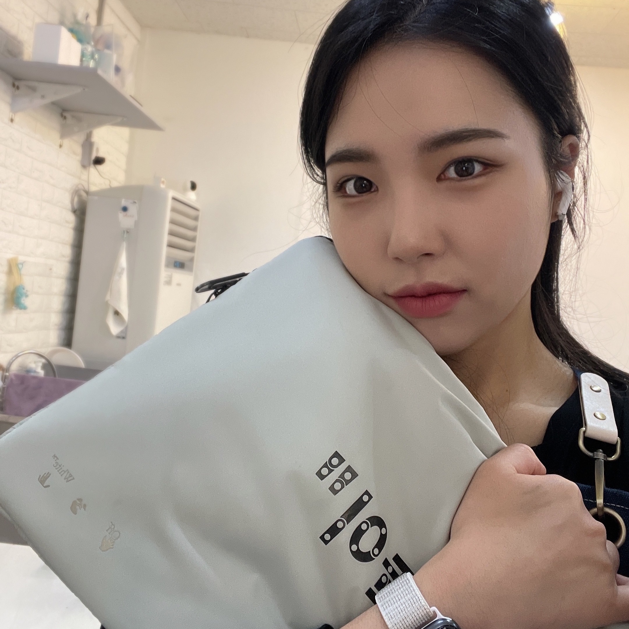 Off-White x Amore Pacific Play Kit 착용 스타일