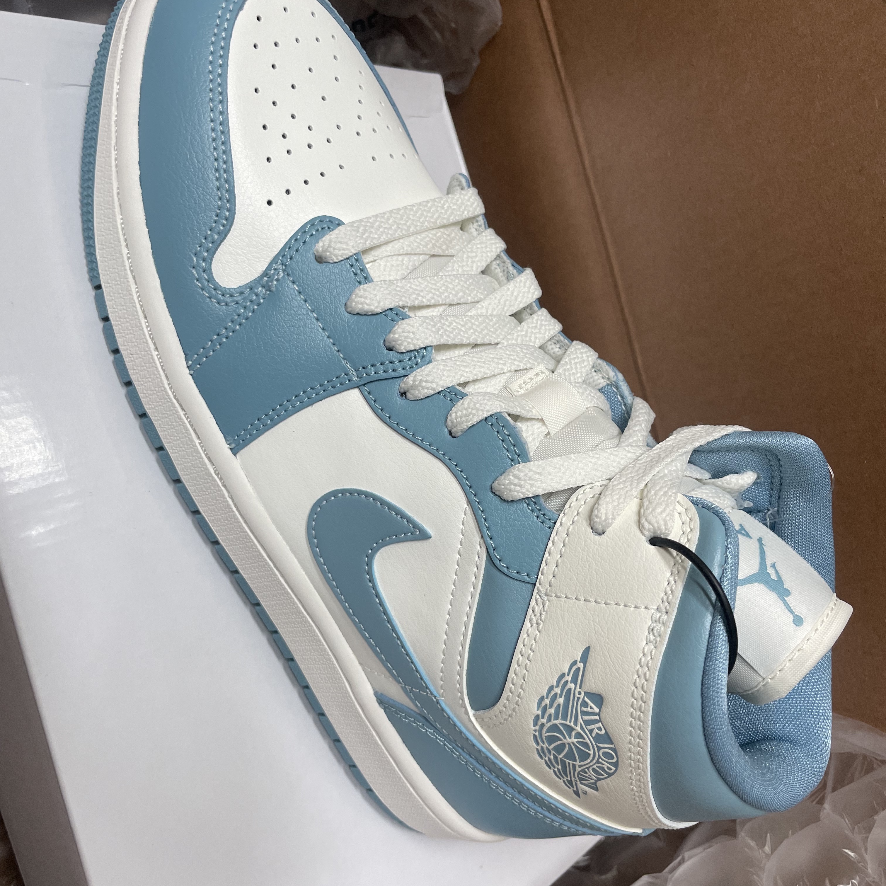 (W) Jordan 1 Mid Sail and Worn Blue 착용 스타일