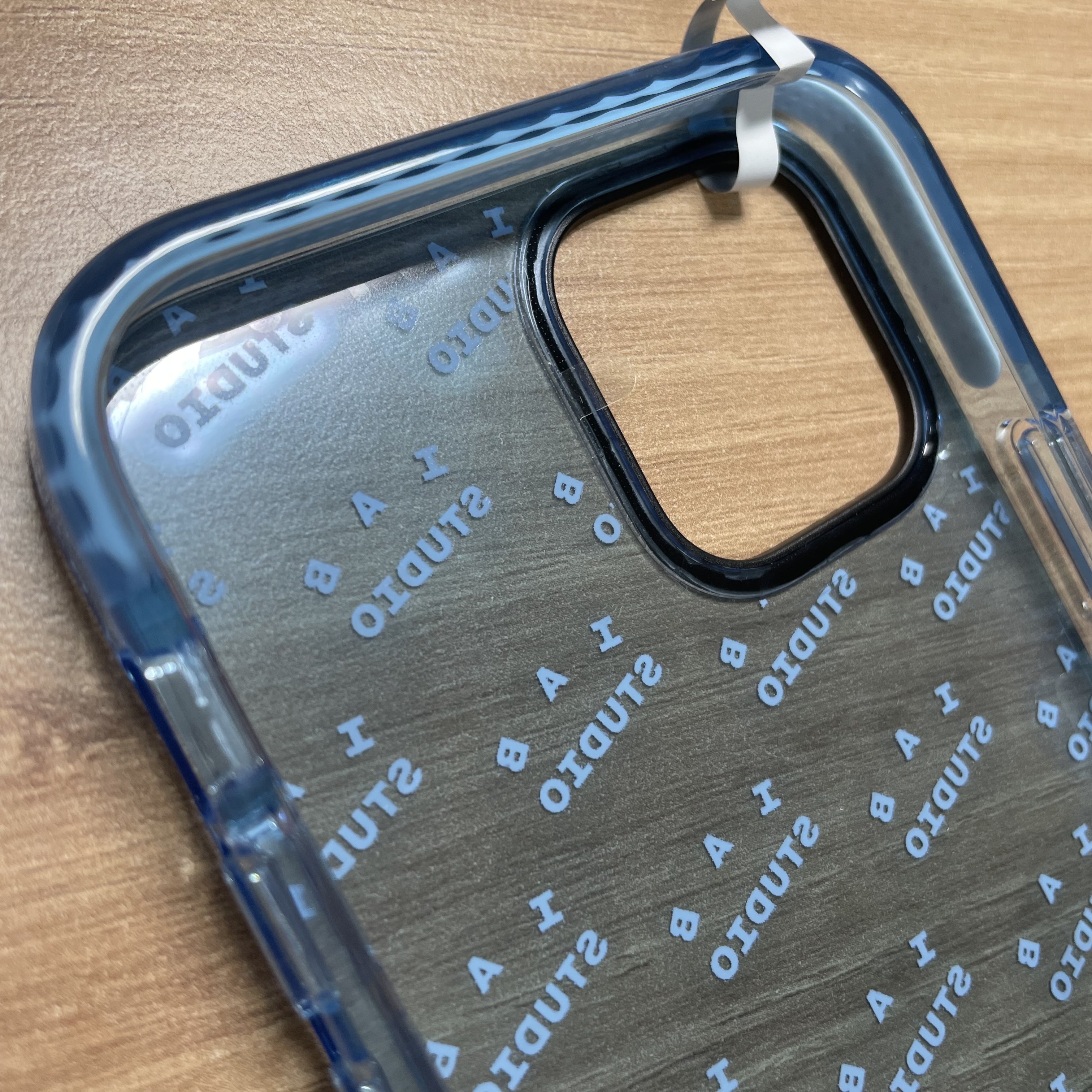 Casetify x IAB Studio iPhone White Monogram Logo Impact Case Sierra Blue 착용 스타일 - 3