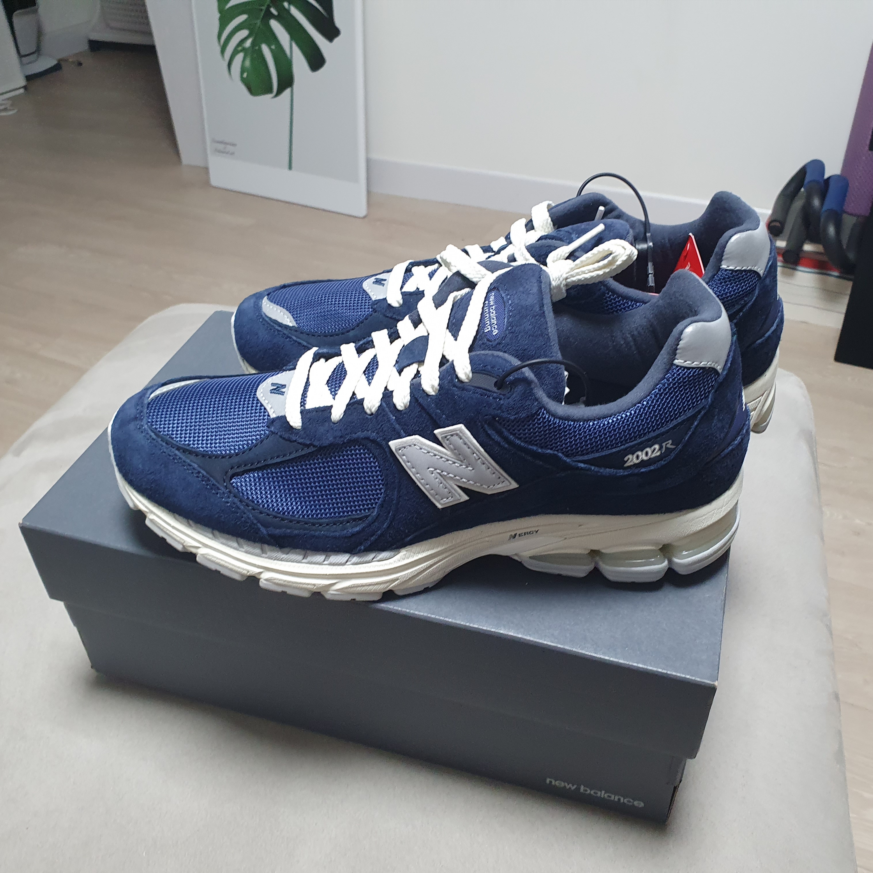 New Balance 2002R Special Vintage Navy 착용 스타일