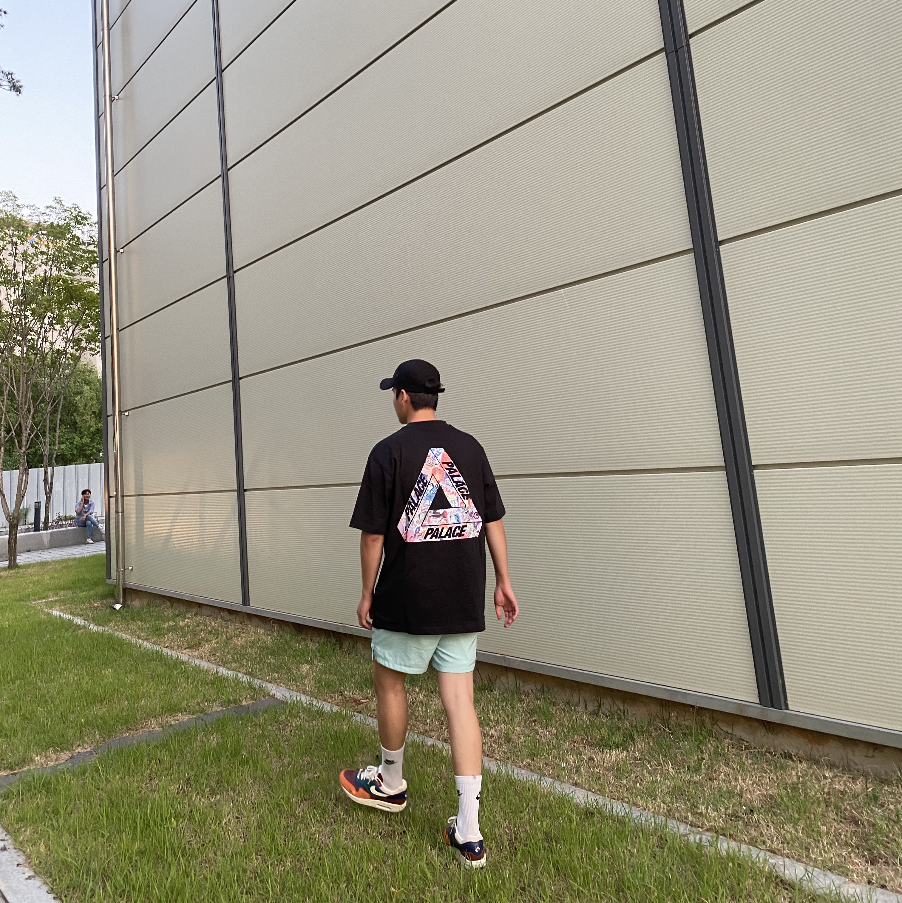 Supreme Military Camp Cap Black - 21SS, Palace Tri-Sticker Pack T-Shirt Black - 21FW 착용 스타일 - 3