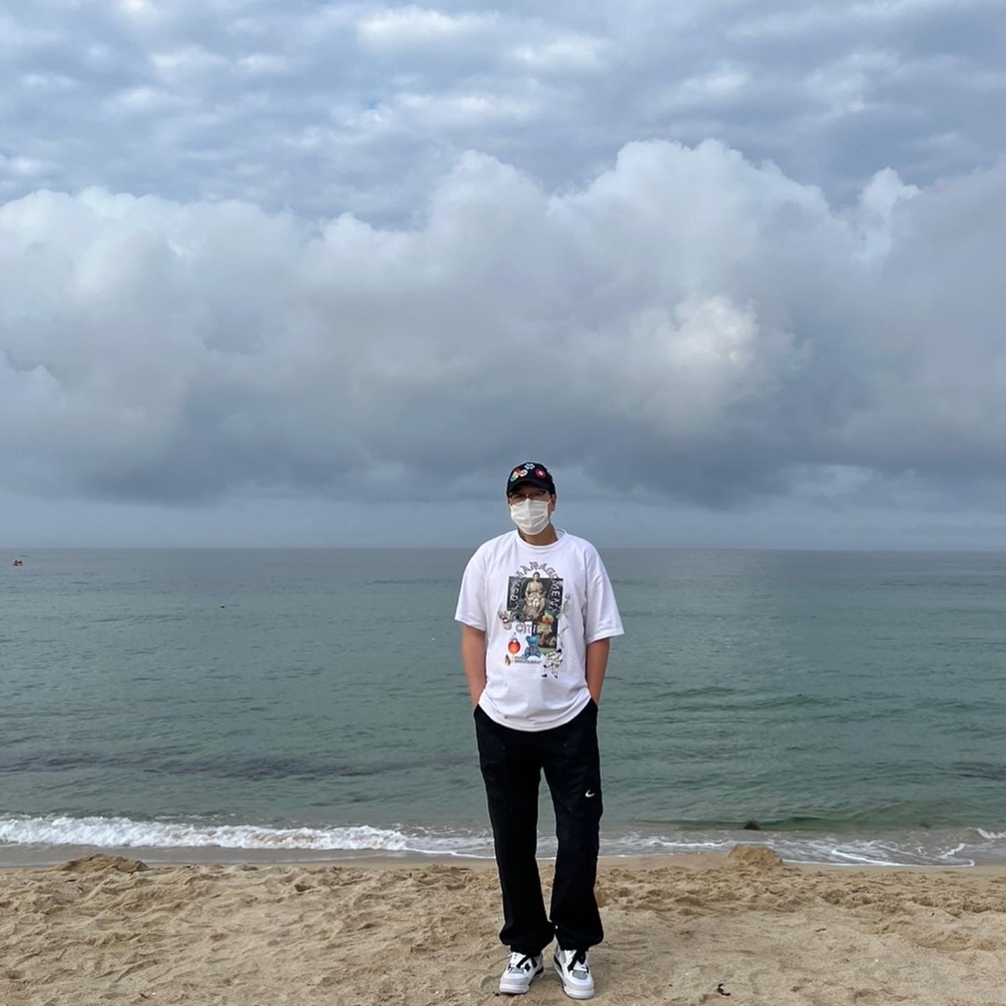 New Era x Murakami Takashi Ohana All Over Cap Black, Nike x Off-White NRG Pants Black 착용 스타일