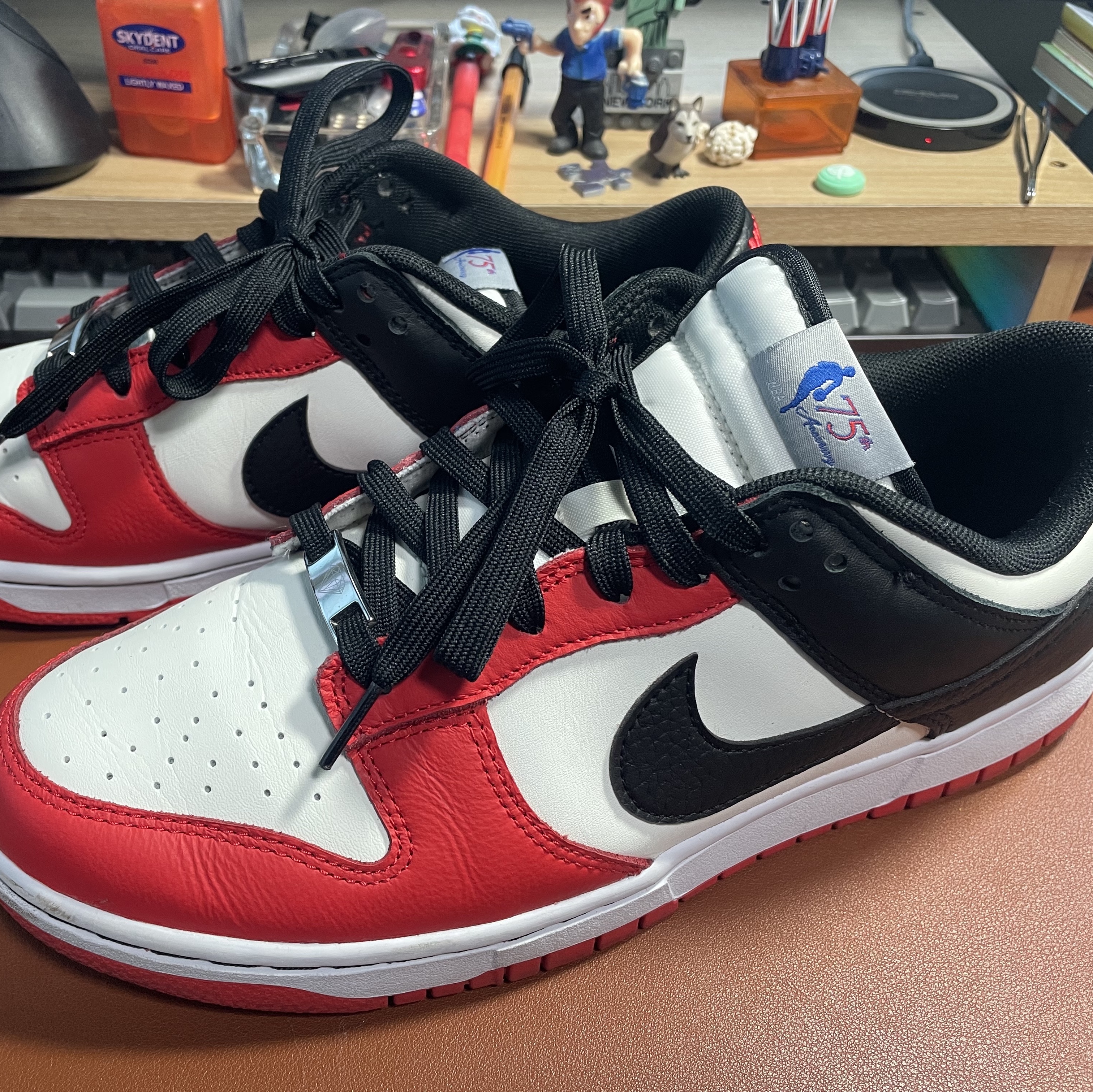 Nike x NBA Dunk Low Retro EMB Black and Chile Red 착용 스타일 - 1