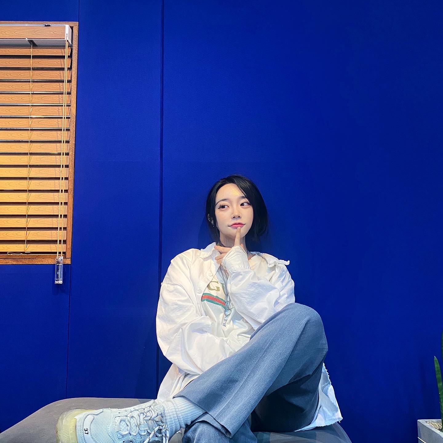 (W) Balenciaga Triple S Clear Sole White 2019 착용 스타일 - 2