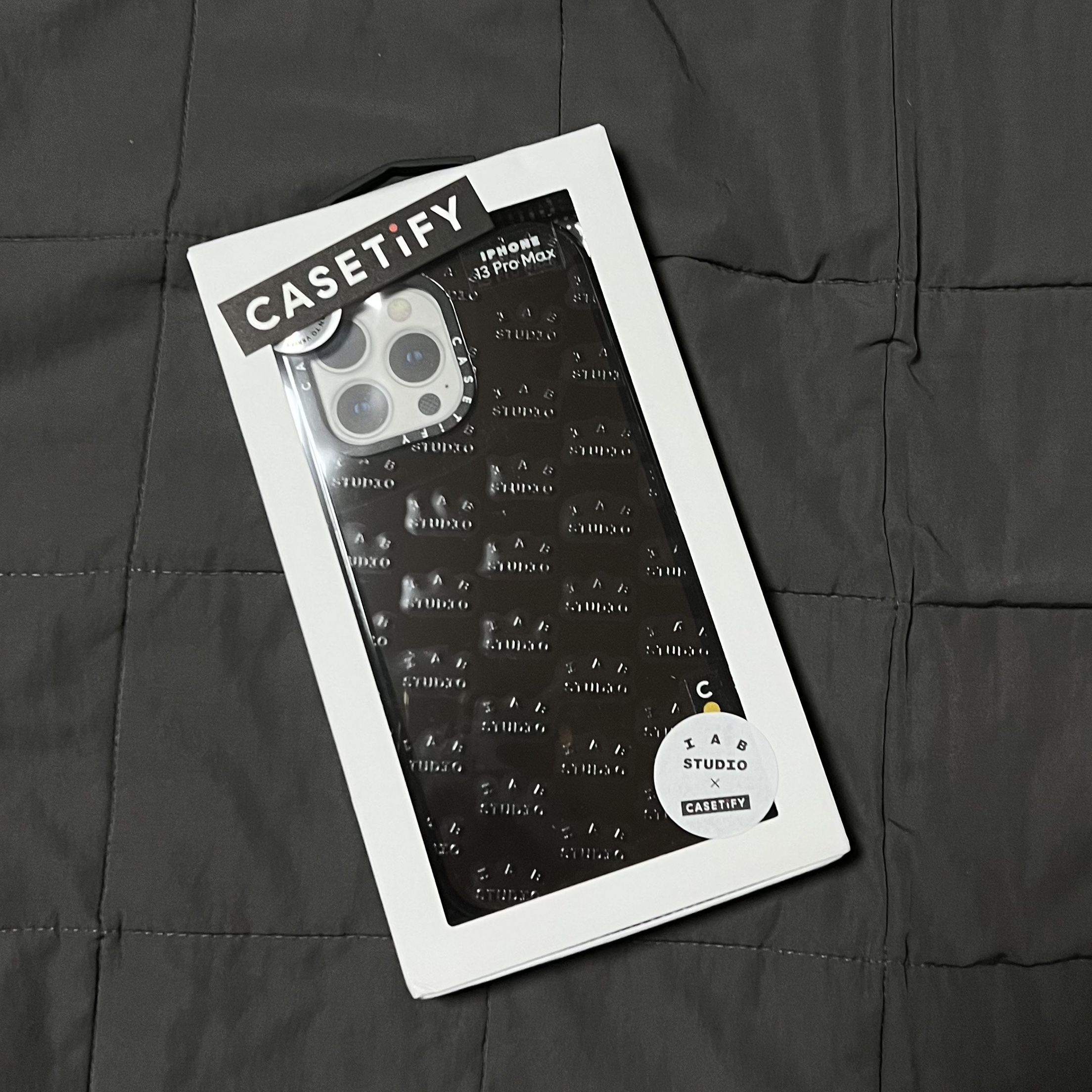 Casetify x IAB Studio iPhone Black Monogram Logo Impact Case Black 착용 스타일 - 2