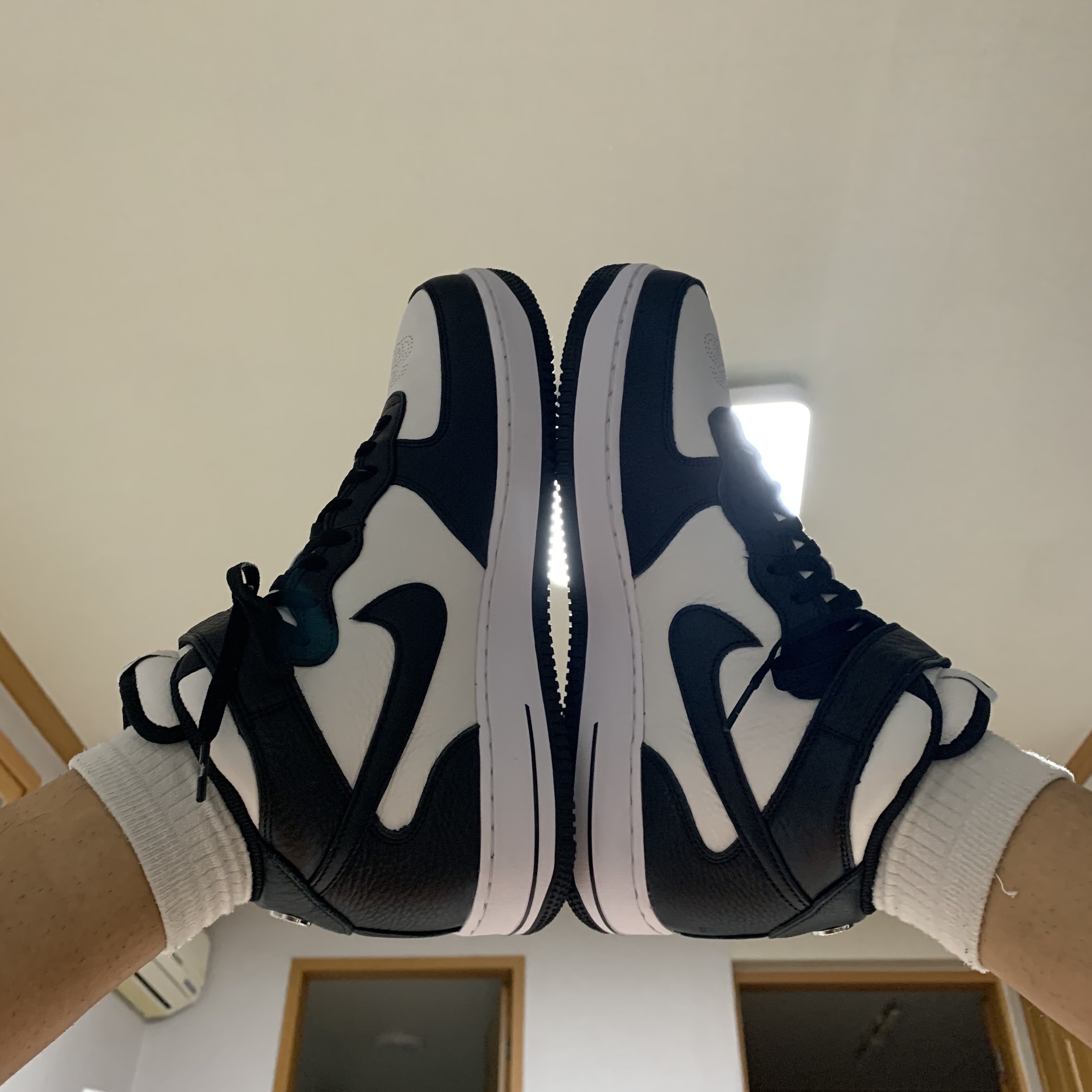 Nike x Stussy Air Force 1 '07 Mid SP Black and Light Bone 착용 스타일 - 2