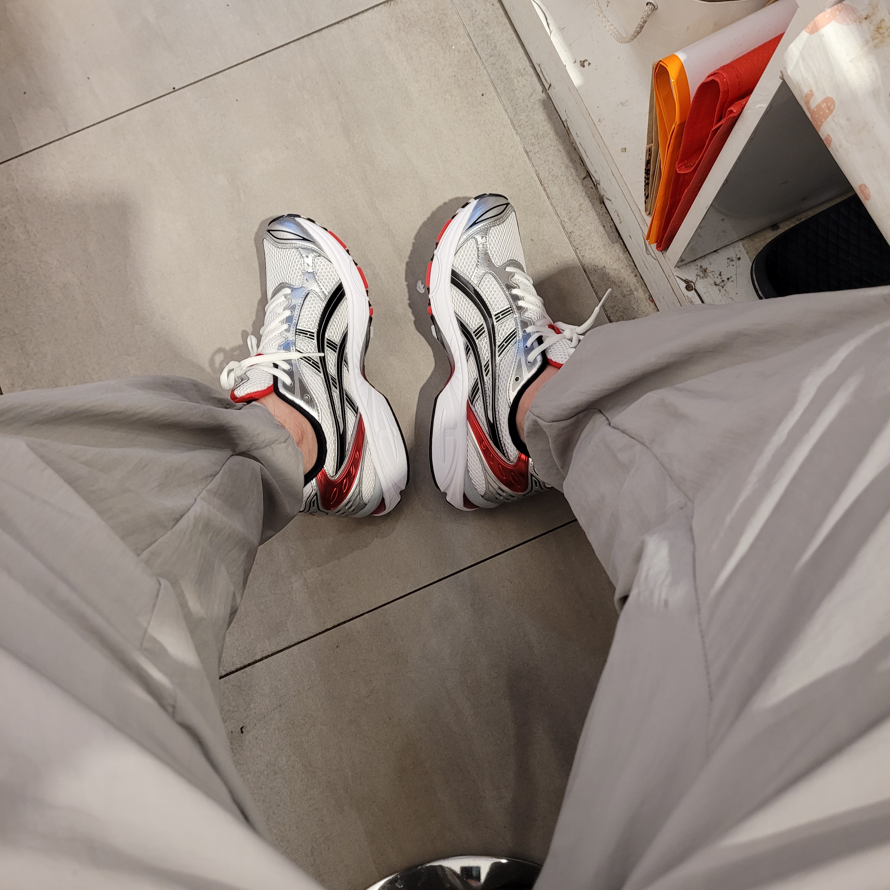 Asics Gel-Kayano 14 White Classic Red 착용 스타일 - 3