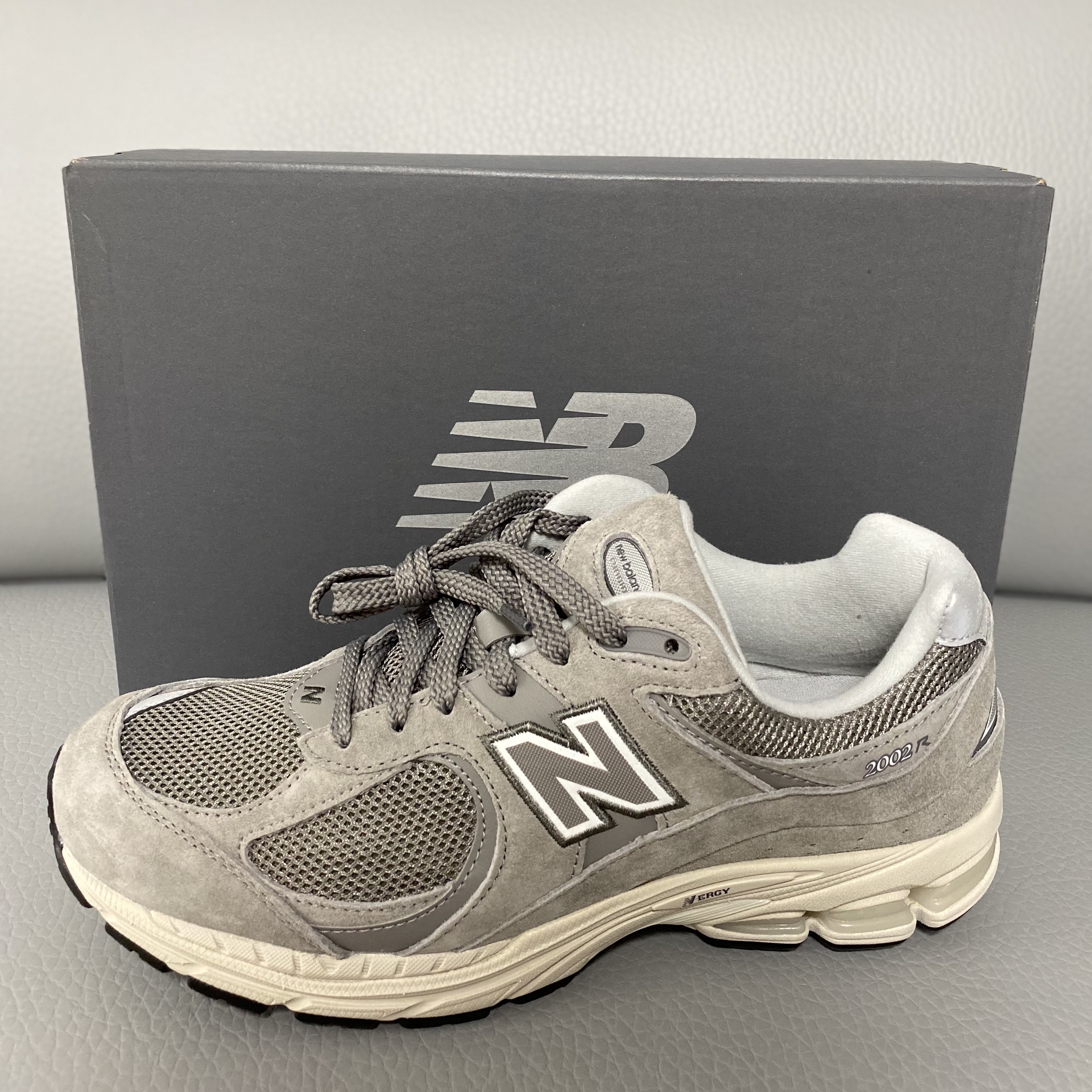 New Balance 2002R Grey 착용 스타일