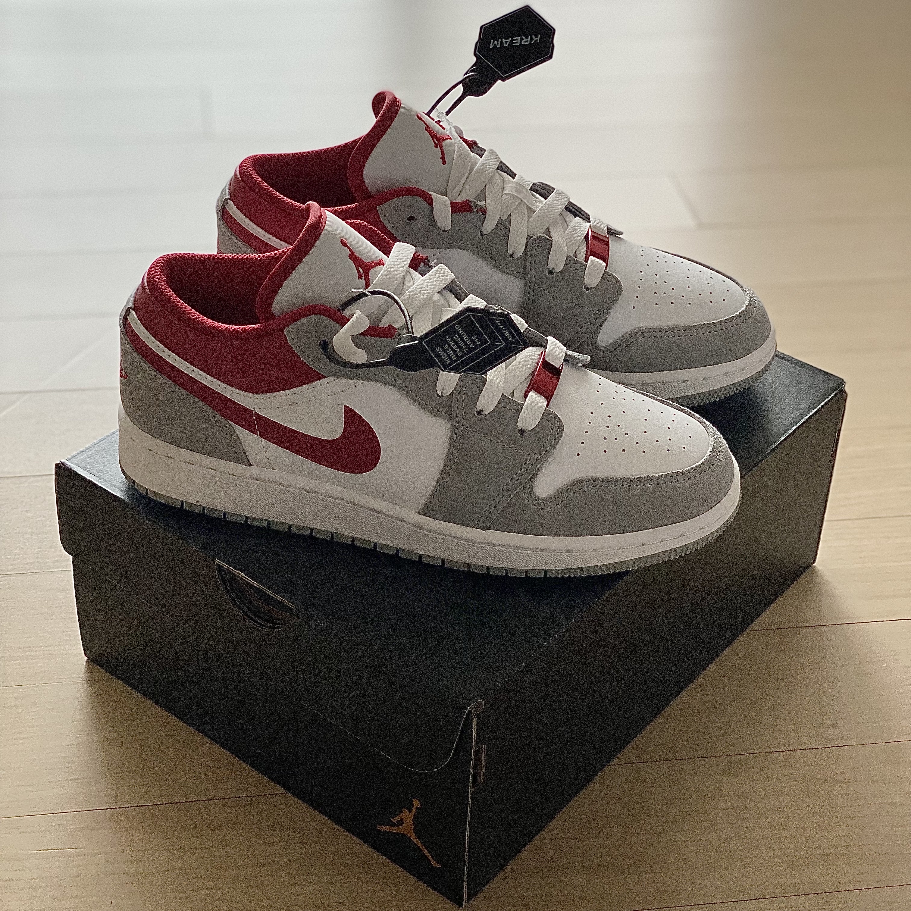 (GS) Jordan 1 Low SE Light Smoke Grey Gym Red 착용 스타일