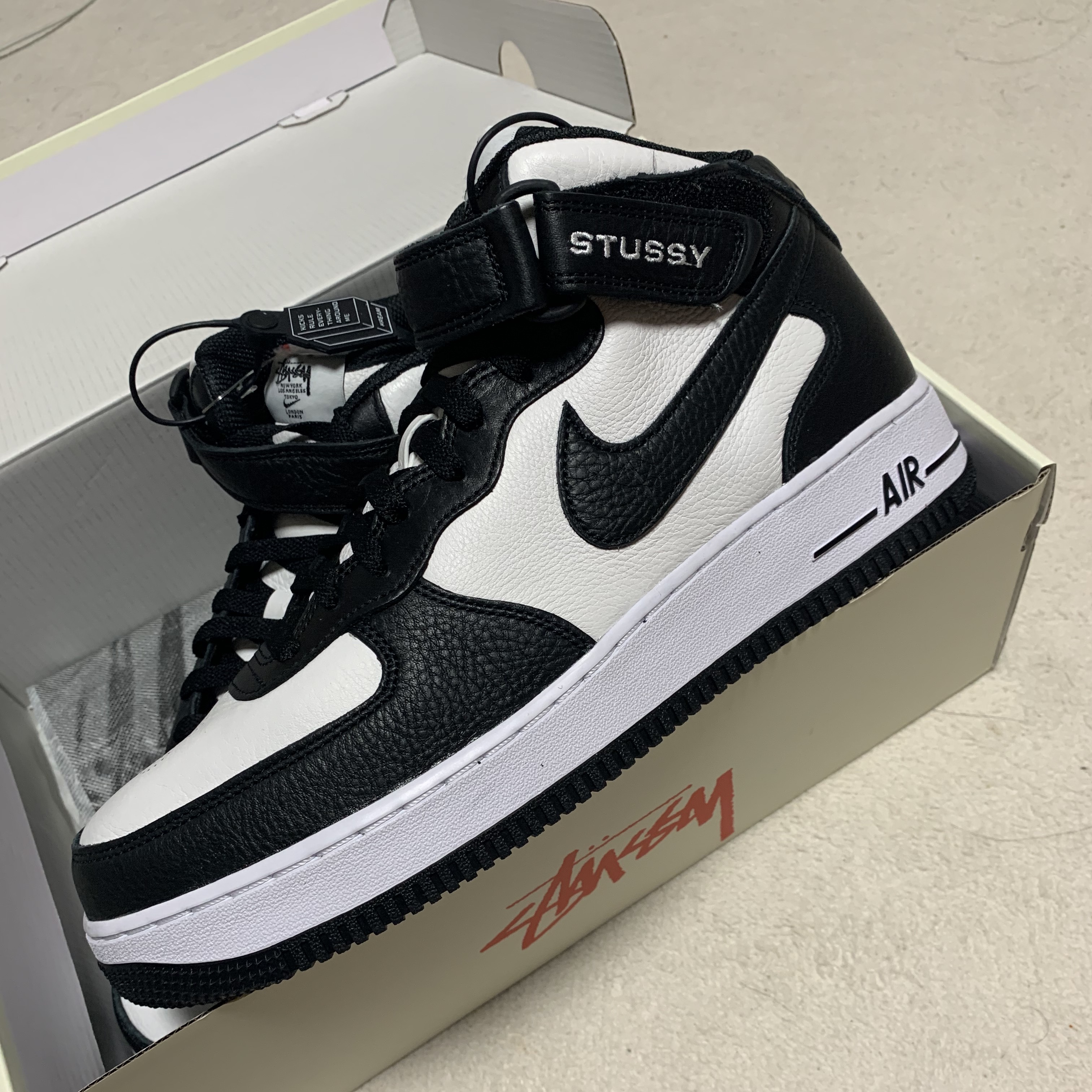 Nike x Stussy Air Force 1 '07 Mid SP Black and Light Bone 착용 스타일 - 1
