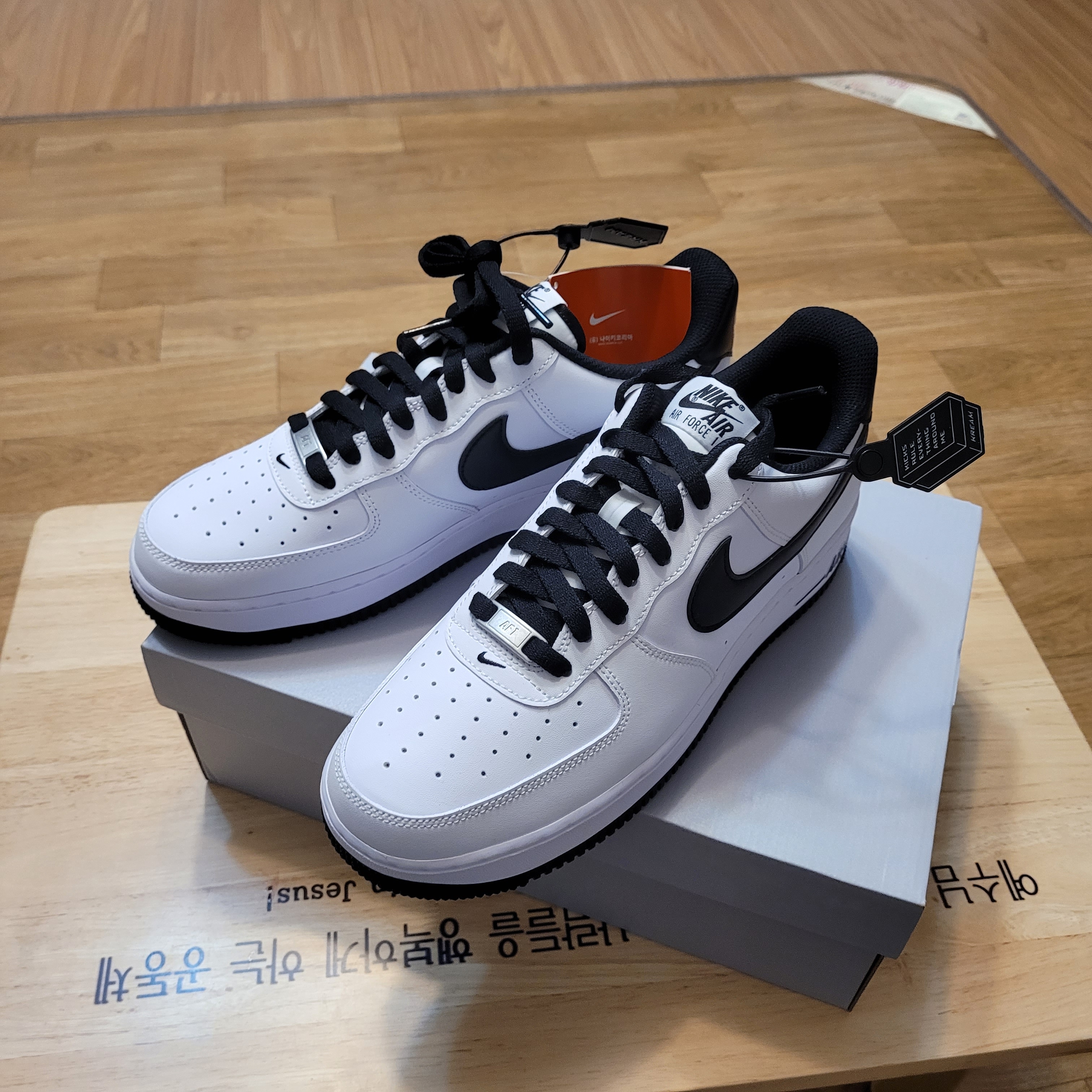 Nike Air Force 1 '07 White Black 착용 스타일 - 2