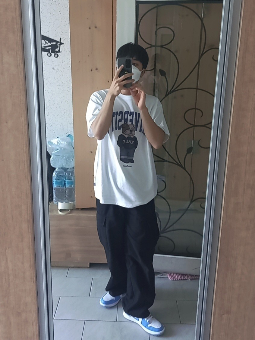 Jordan 1 Low Golf White and University Blue 착용 스타일 - 2