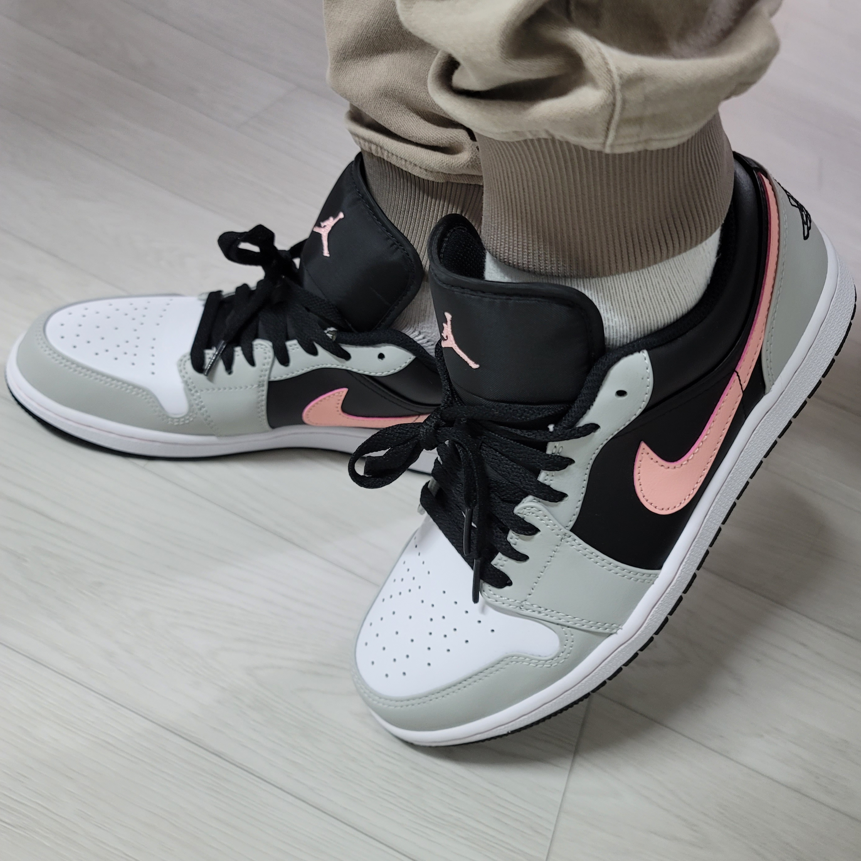 Jordan 1 Low Grey Fog Black Bleached Coral 착용 스타일 - 5