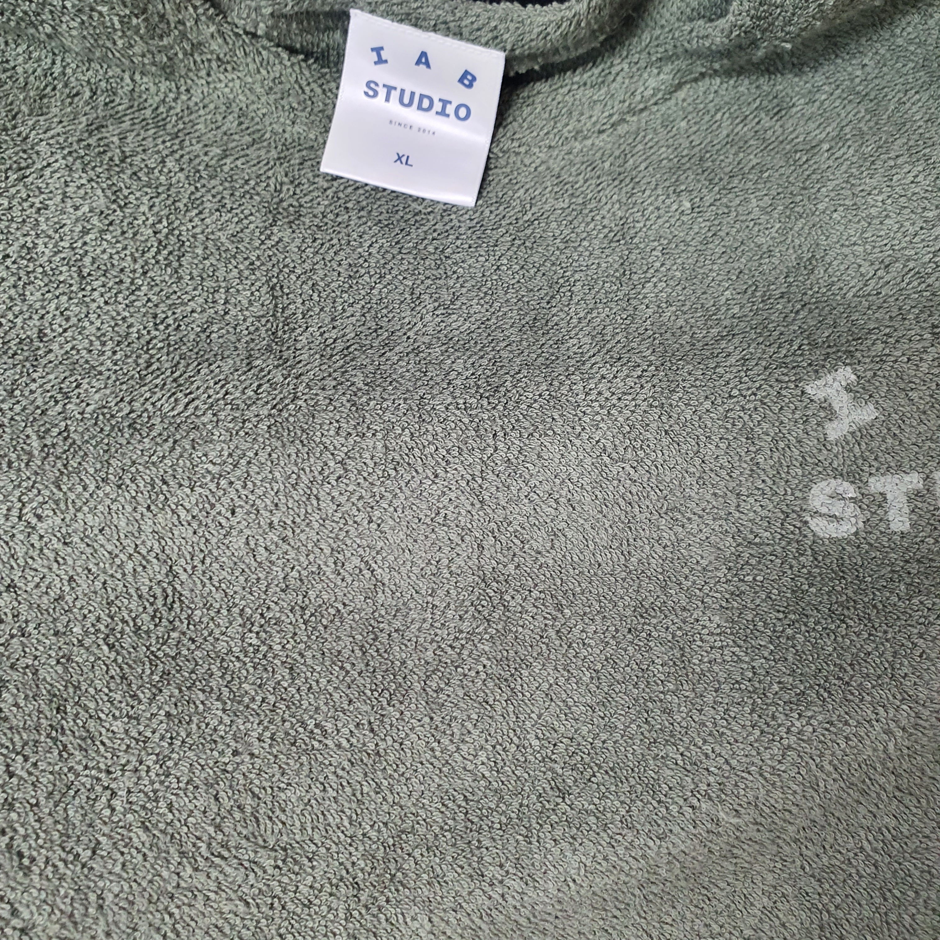IAB Studio Towel T-Shirt Deep Green 착용 스타일 - 2