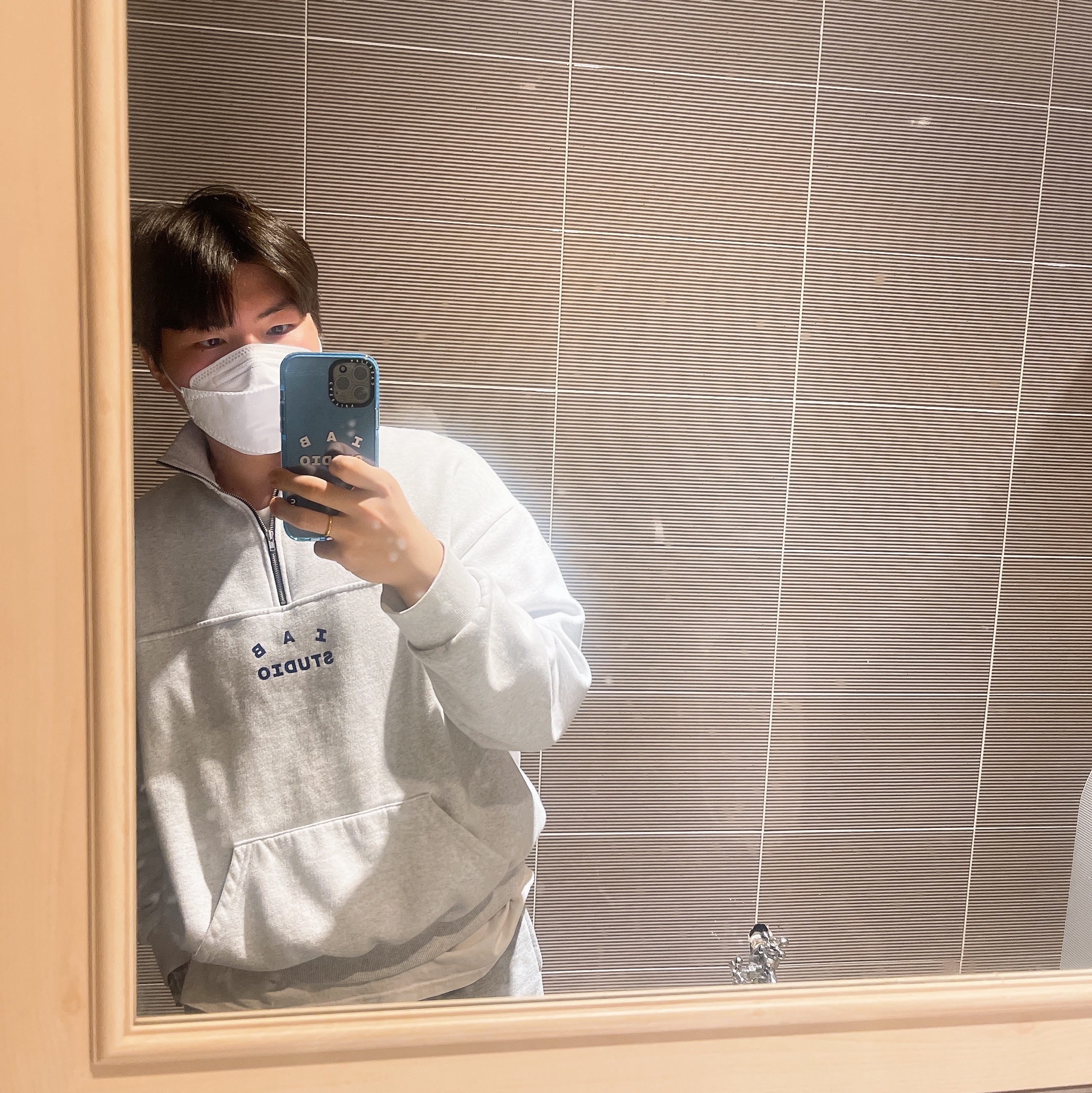 IAB Studio Half Zip Pullover Light Gray, Casetify x IAB Studio iPhone White Logo Impact Case Sierra Blue 착용 스타일
