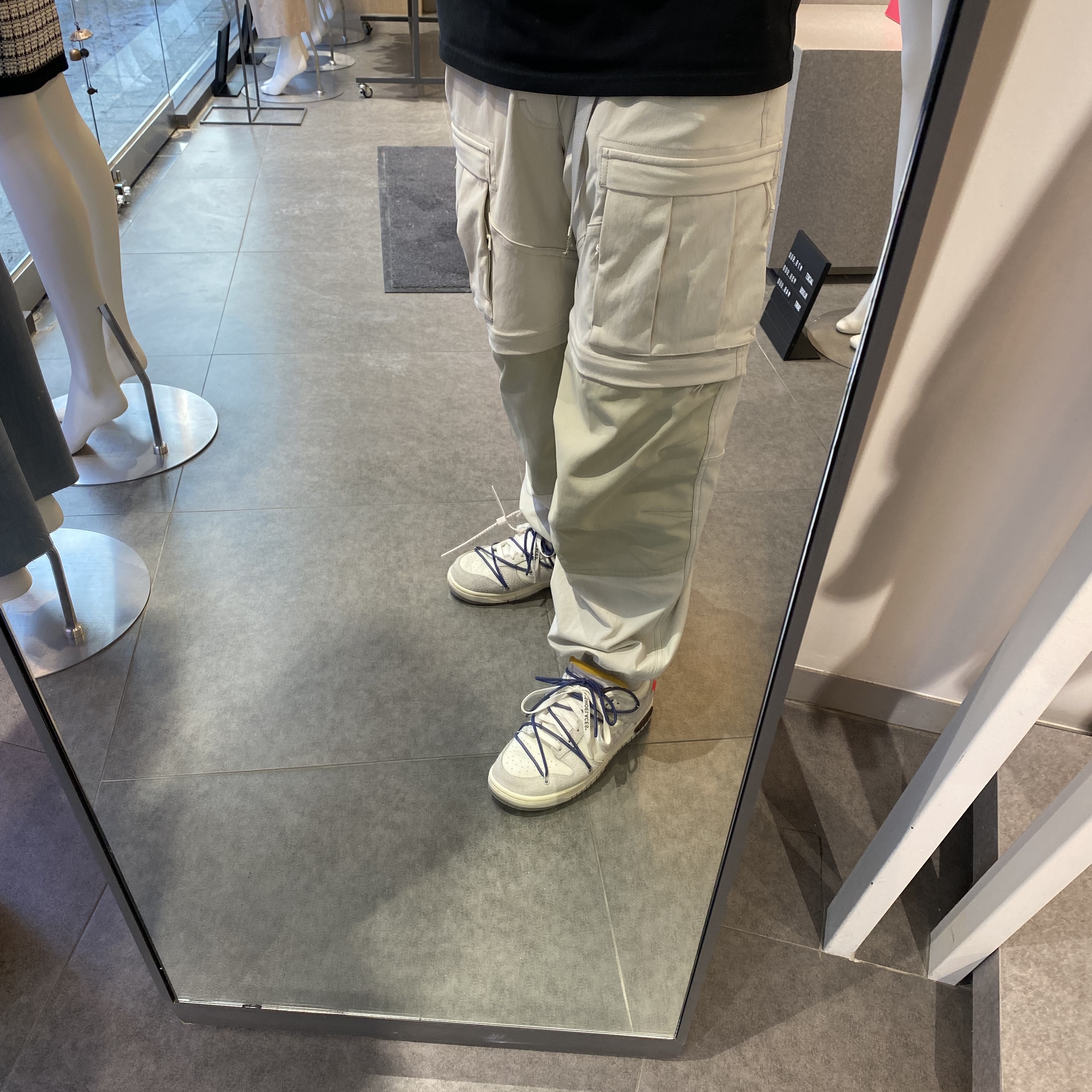 Nike x Off-White Dunk Low The 50 - Lot 18, Nike ACG Smith Summit Cargo Pants Light Bone - Asia 착용 스타일 - 2