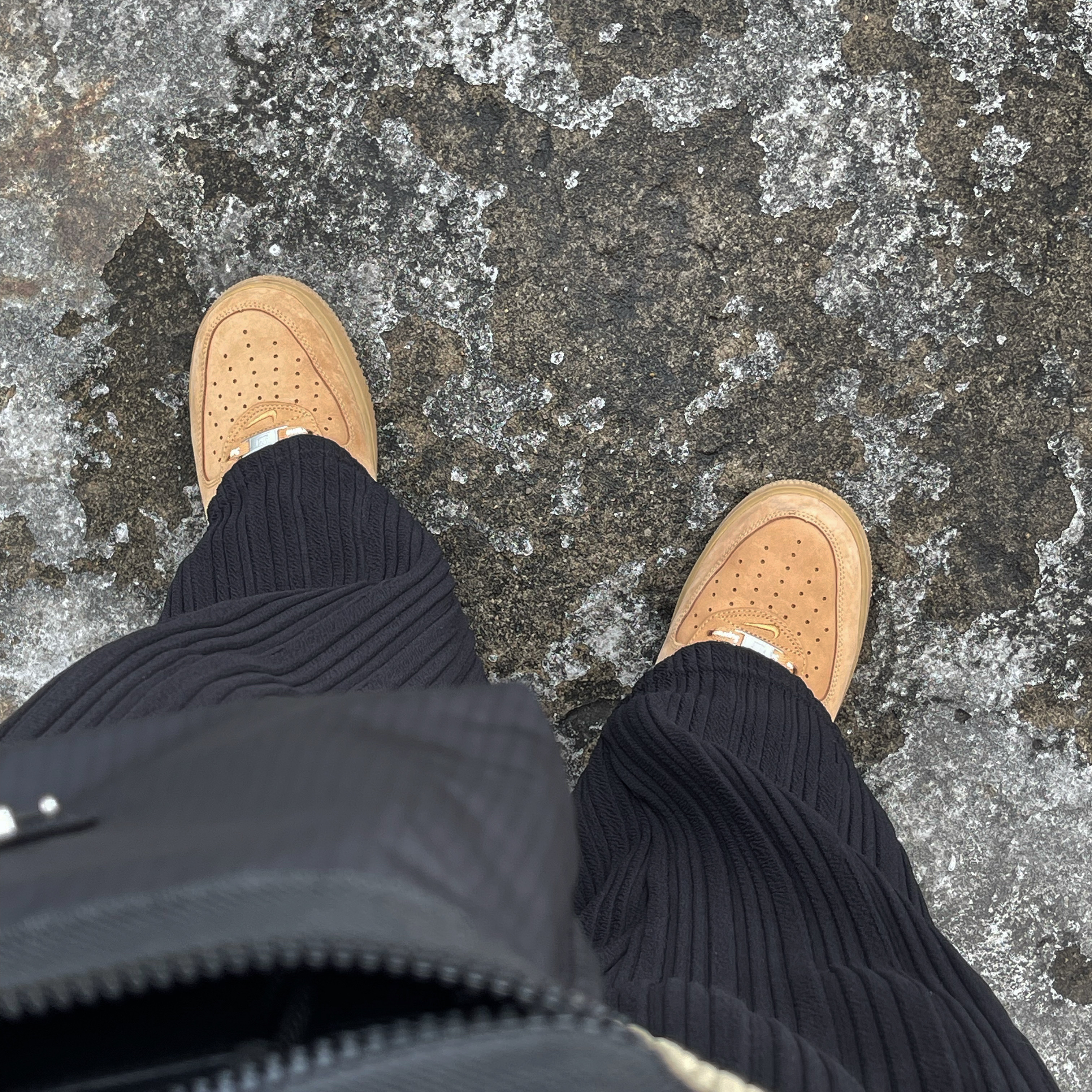 Acne Studios Crossbody Face Bag Black, Nike x Supreme Air Force 1 Low Flax 착용 스타일