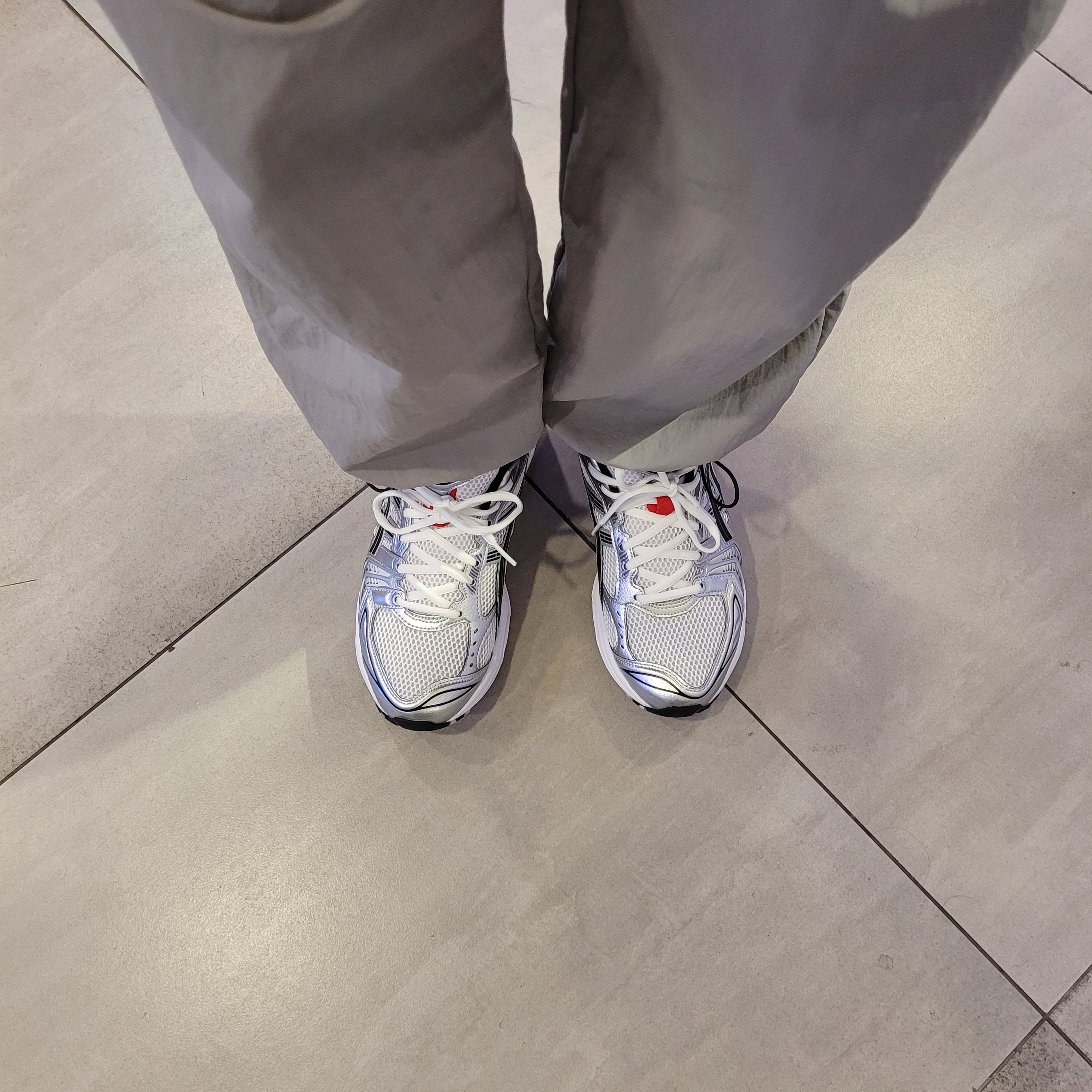 Asics Gel-Kayano 14 White Classic Red 착용 스타일 - 2