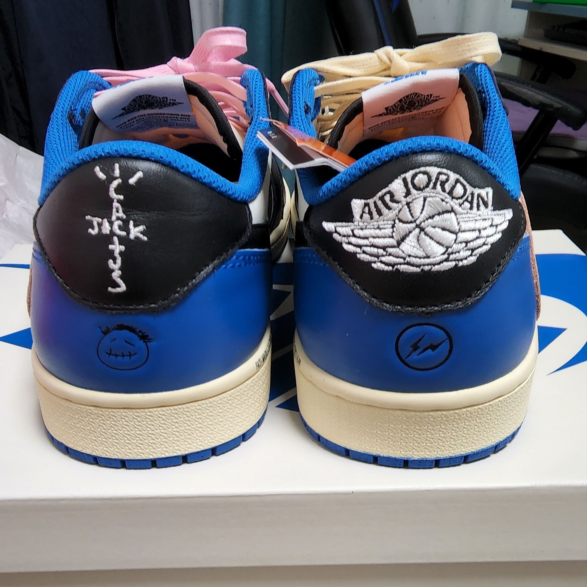 Jordan 1 x Travis Scott x Fragment Retro Low OG SP Military Blue 착용 스타일 - 5