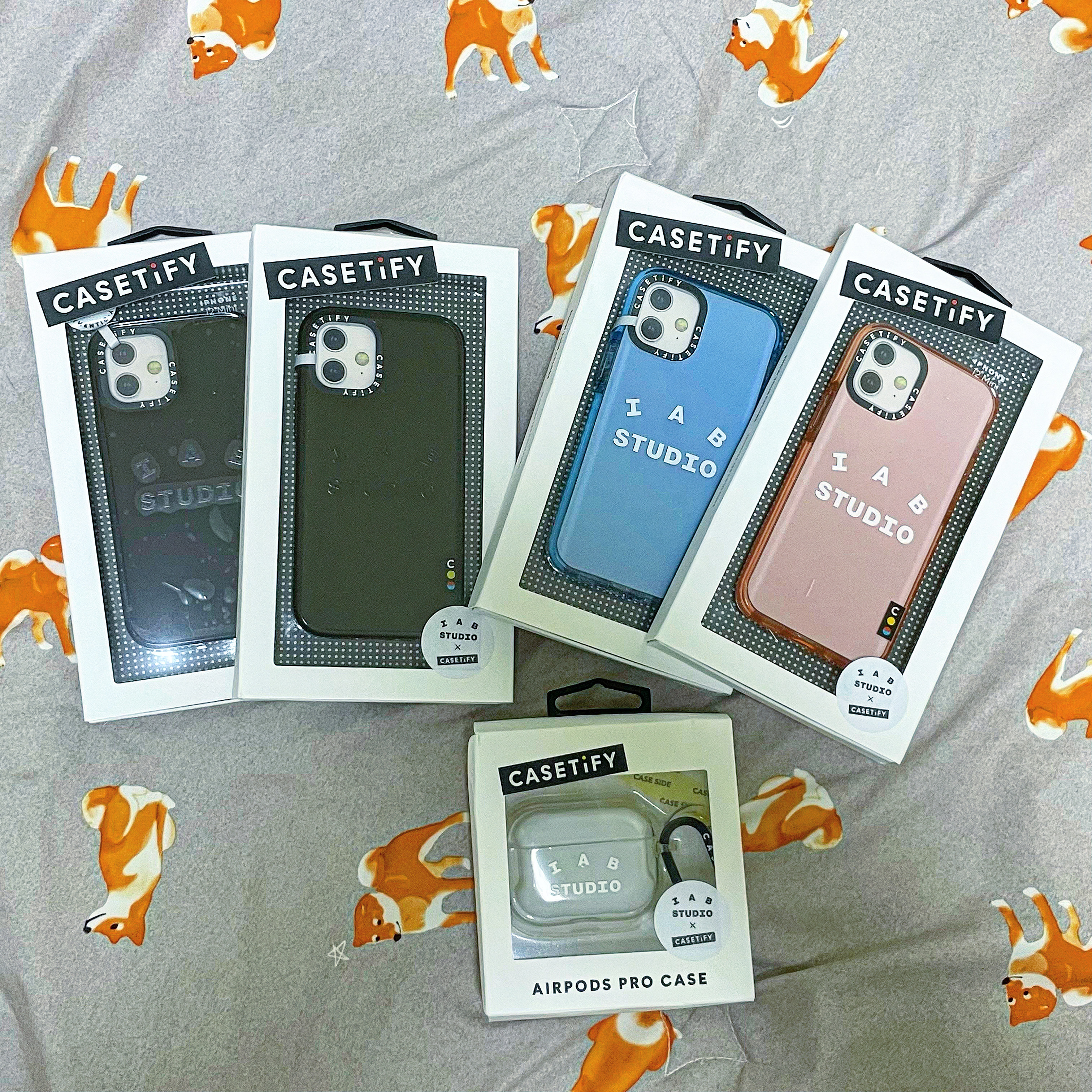 Casetify x IAB Studio iPhone Black Logo Impact Case Black, Casetify x IAB Studio iPhone White Logo Impact Case Sierra Blue 착용 스타일