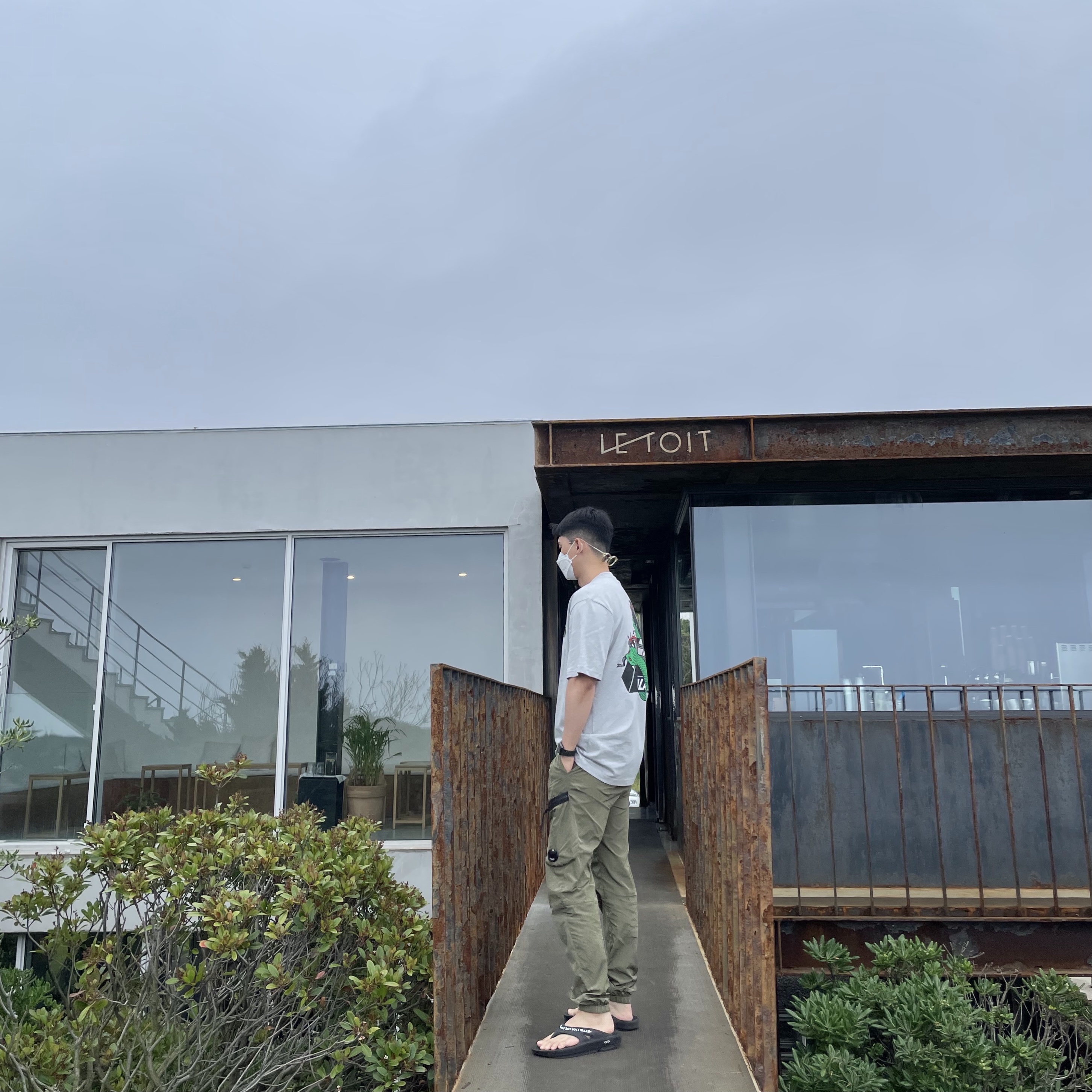Palace Hesh Mit Fresh T-Shirt Grey Marl - 20SS, Oofos x Takahiromiyashita The Soloist Signature Flip-Flop Black White 착용 스타일