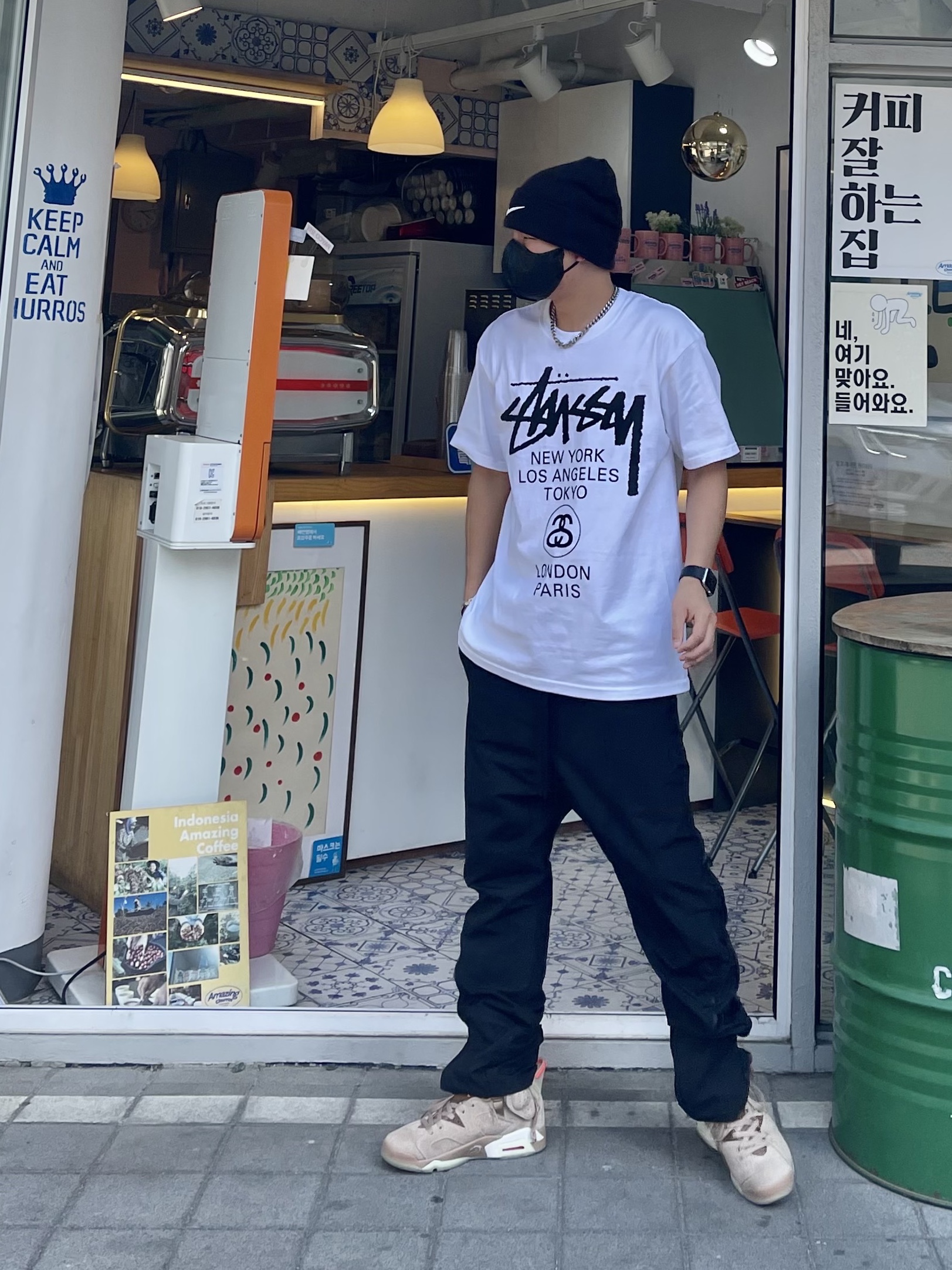 Stussy World Tour T-Shirt White, Jordan 6 x Travis Scott Retro SP British Khaki 착용 스타일