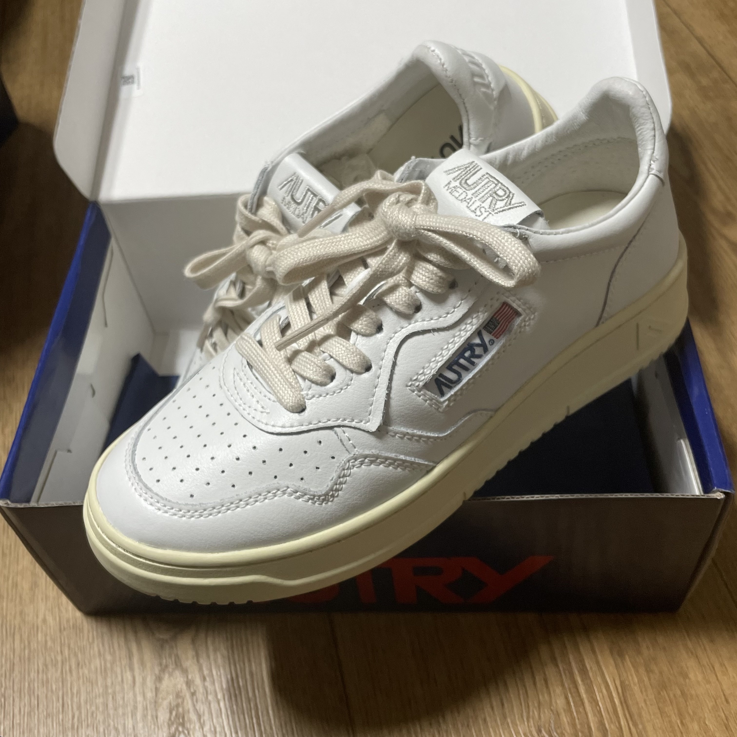 (W) Autry Medalist Low Leather Sneakers White 착용 스타일 - 2
