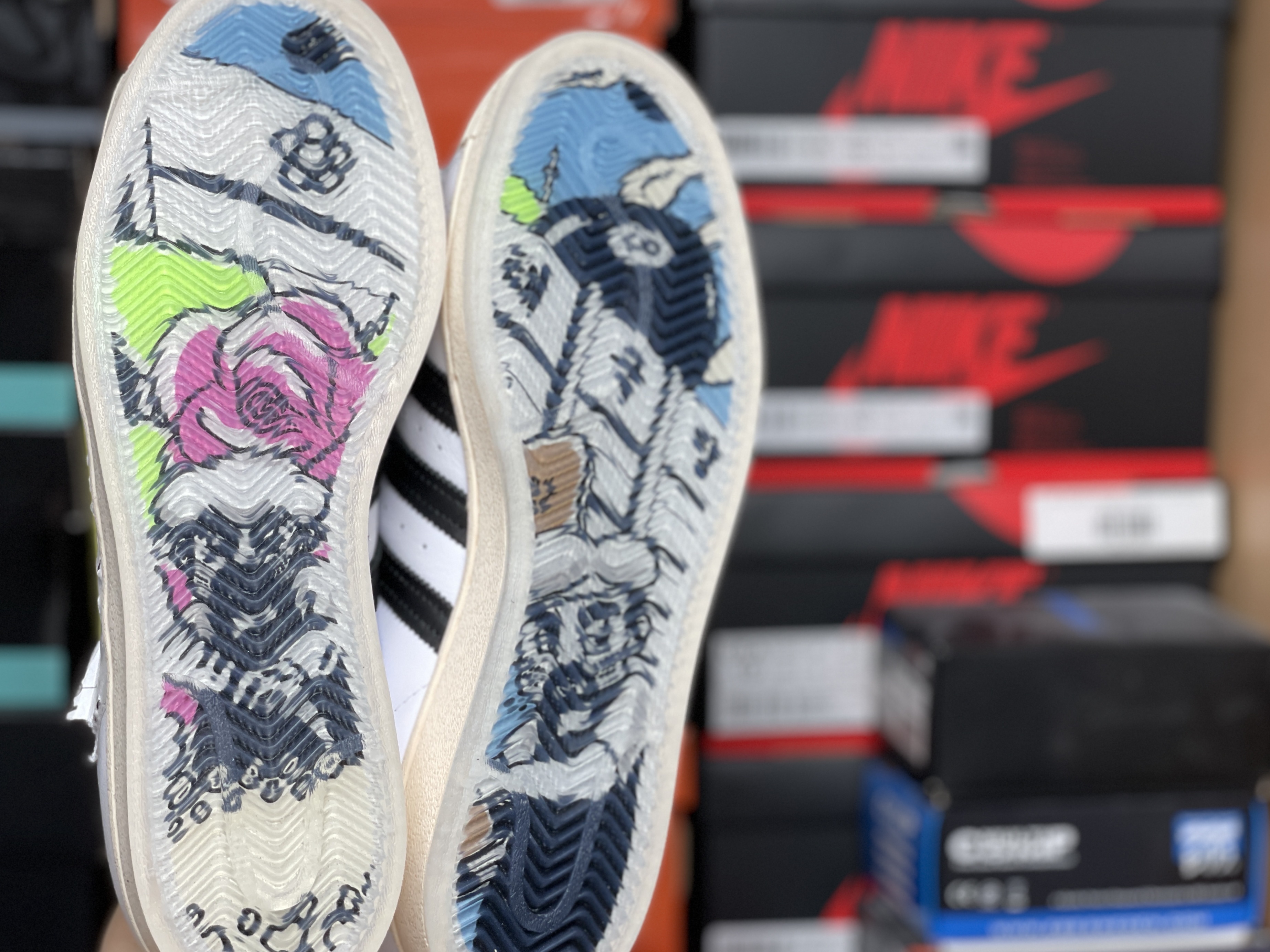 Adidas x Taegeukdang Superstar White Black 착용 스타일 - 3