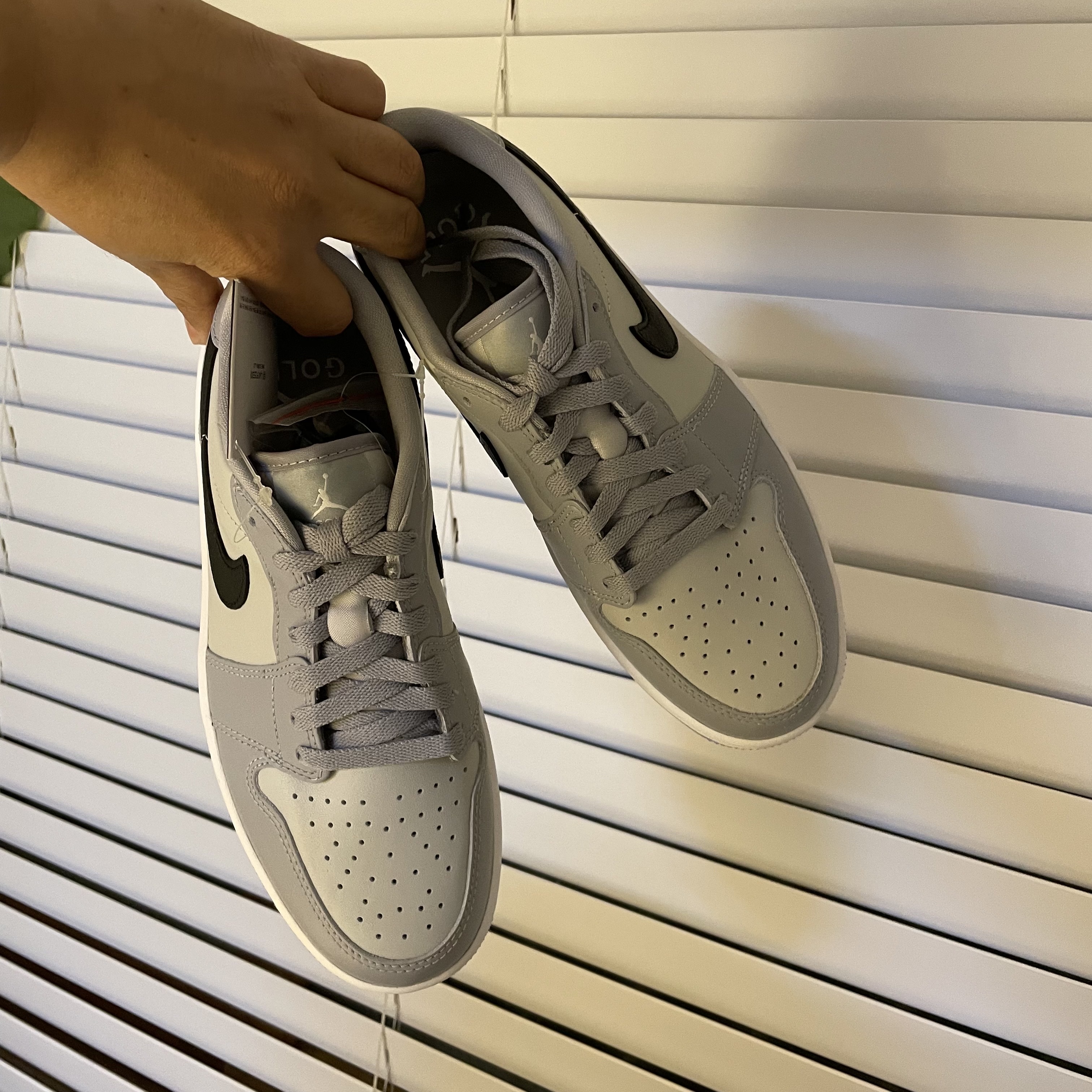 Jordan 1 Low Golf Wolf Grey 착용 스타일 - 1
