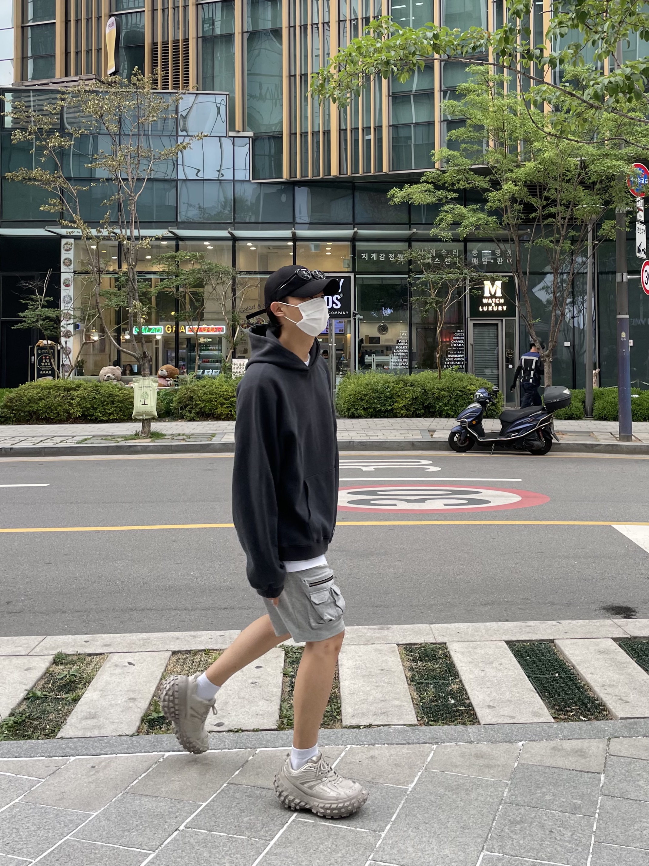 Balenciaga Defender Sneakers Beige 착용 스타일