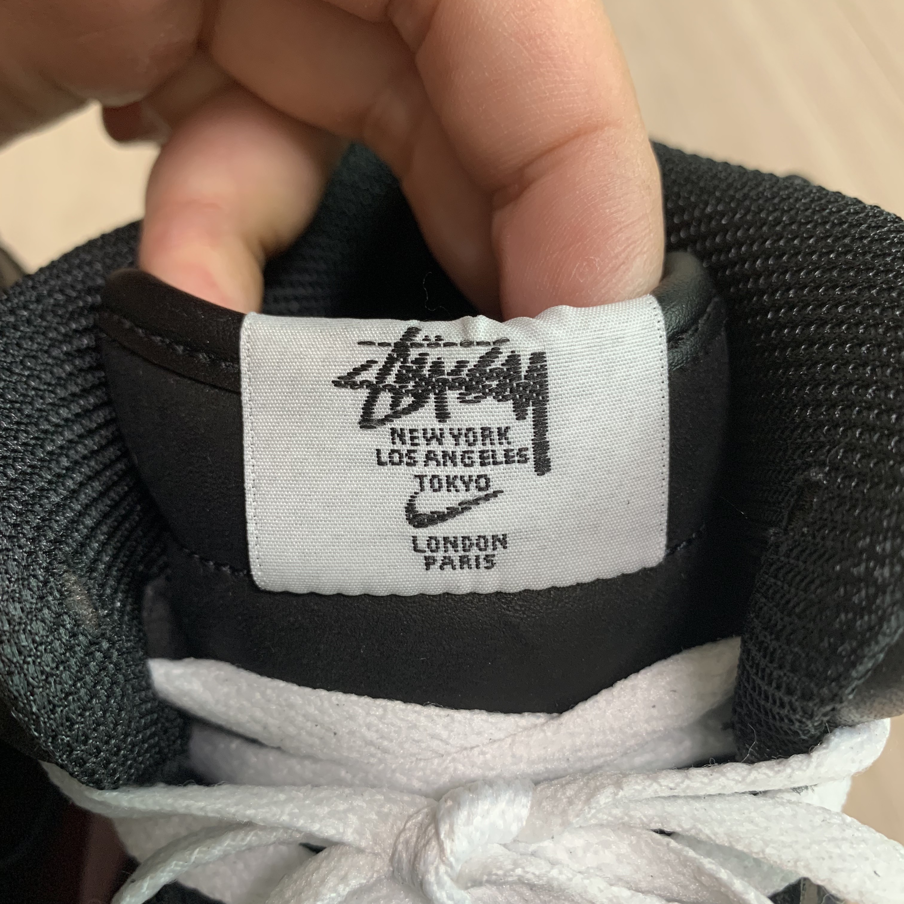 Nike x Stussy Air Force 1 '07 Mid SP Black 착용 스타일 - 2