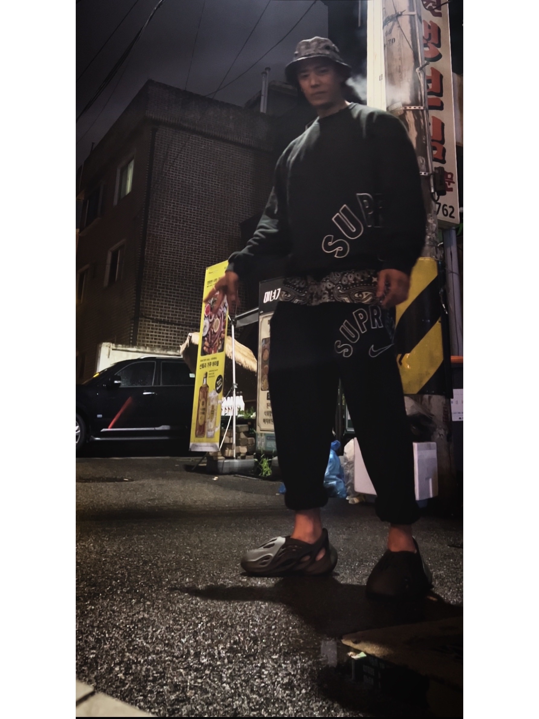 Supreme Bandana Crusher Black - 21SS, Supreme x Nike Arc Crewneck Black - 22SS 착용 스타일 - 1
