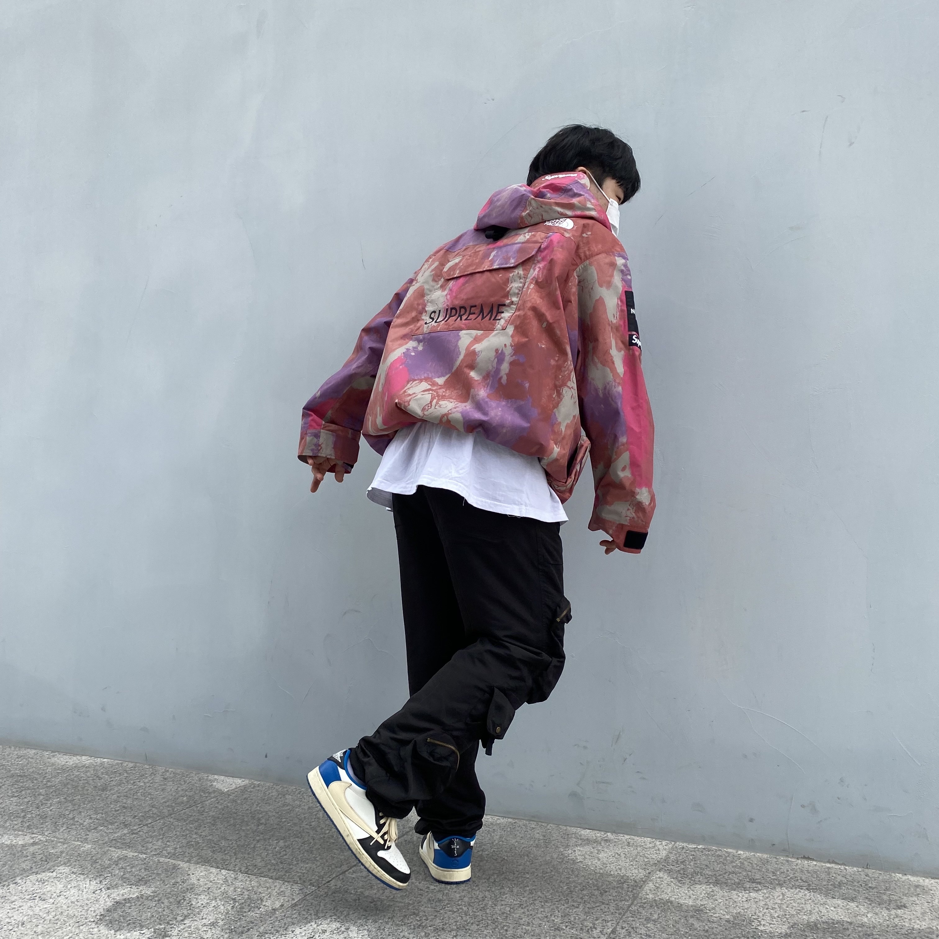 Supreme x The North Face Cargo Jacket Multi-Color - 20SS, Jordan 1 x Travis Scott x Fragment Retro Low OG SP Military Blue 착용 스타일 - 3