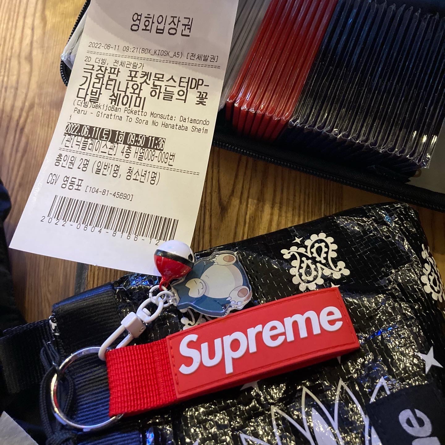 Supreme Webbing Keychain Red - 20FW, Supreme Bandana Tarp Side Bag Black - 21SS 착용 스타일