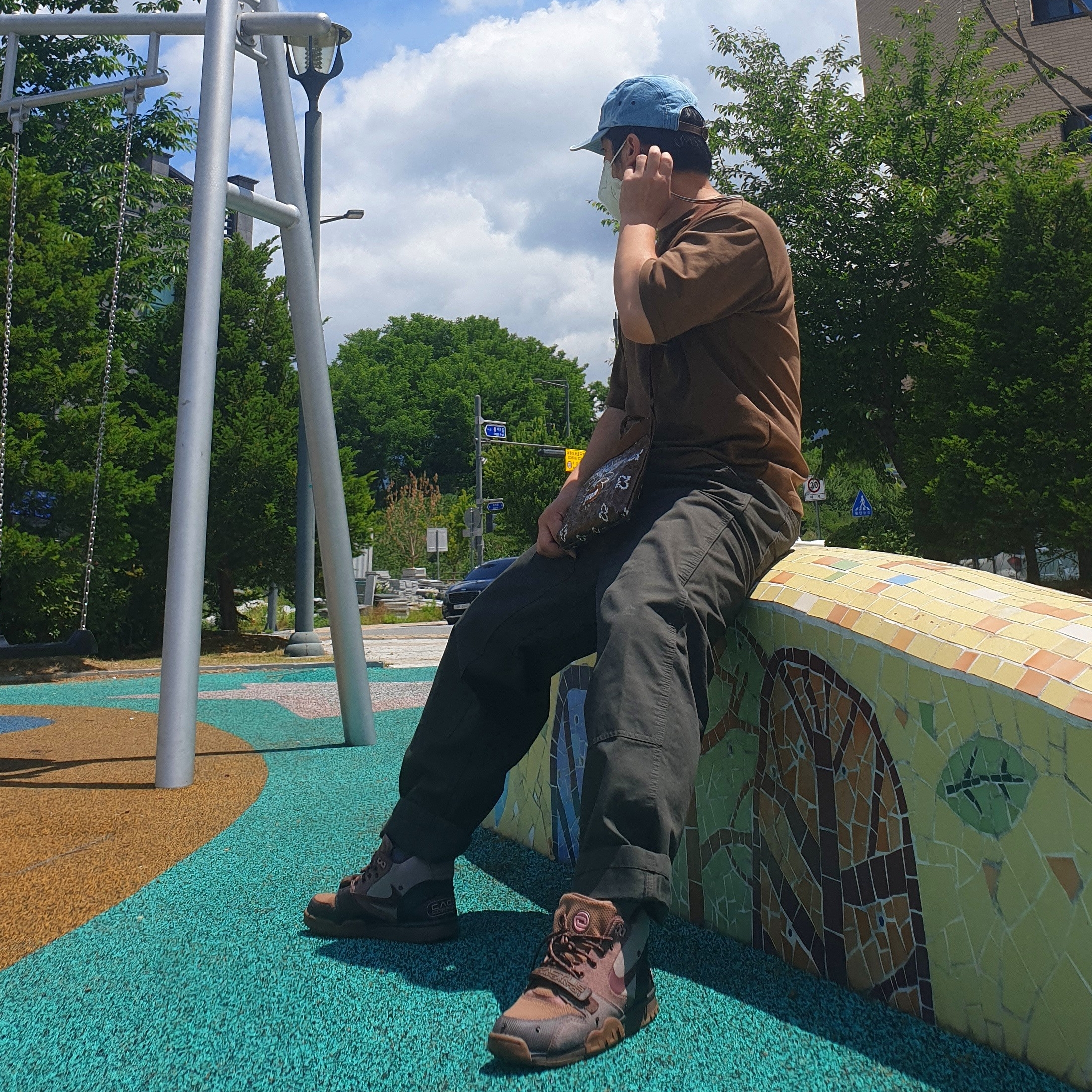 Supreme Washed Chino Twill Camp Cap Denim - 21FW, Nike x Travis Scott Air Trainer 1 Archaeo Brown and Rust Pink 착용 스타일