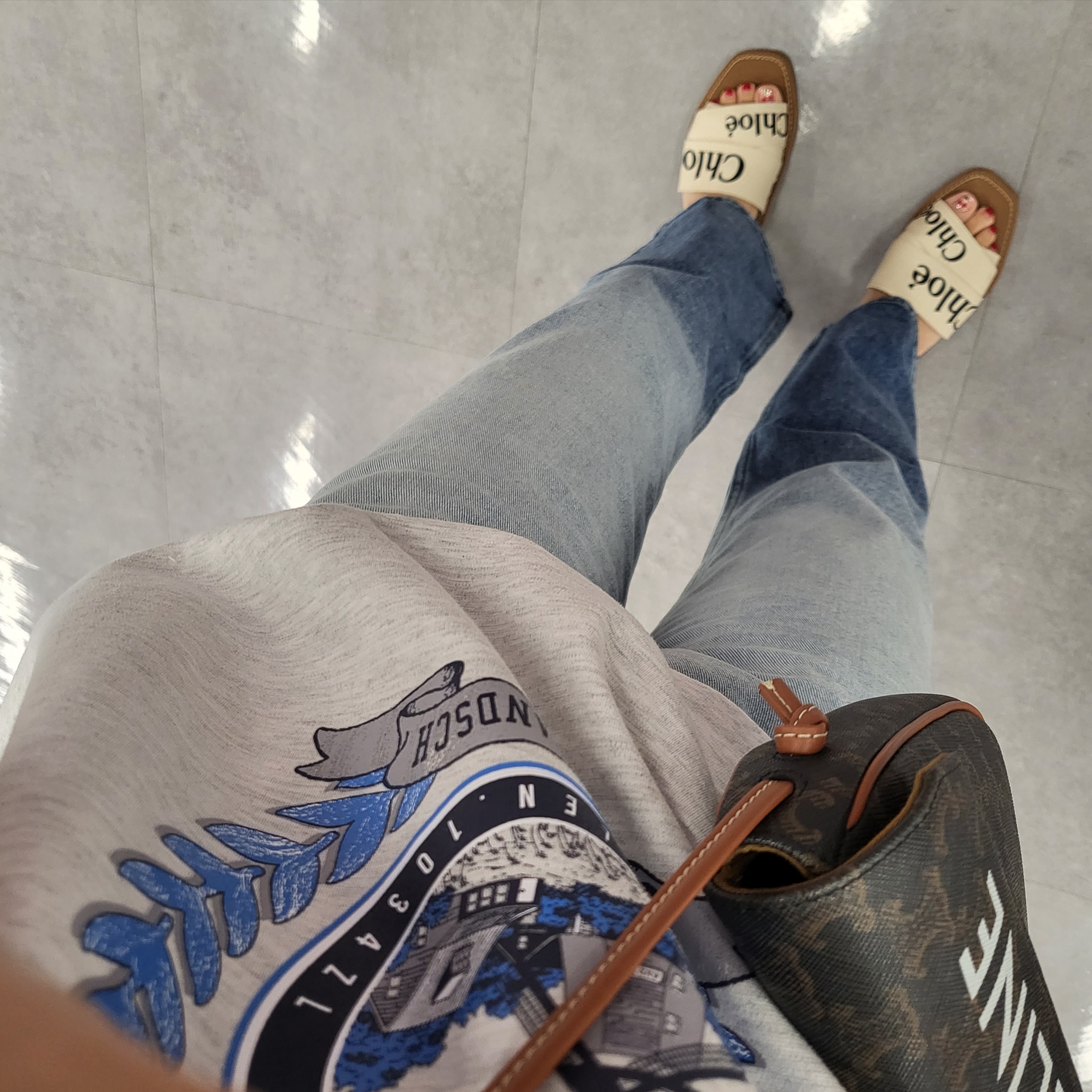 (W) Chloe Woody Flat Mule White, Celine Triangle Bag in Smooth Calfskin with Celine Print Black 착용 스타일