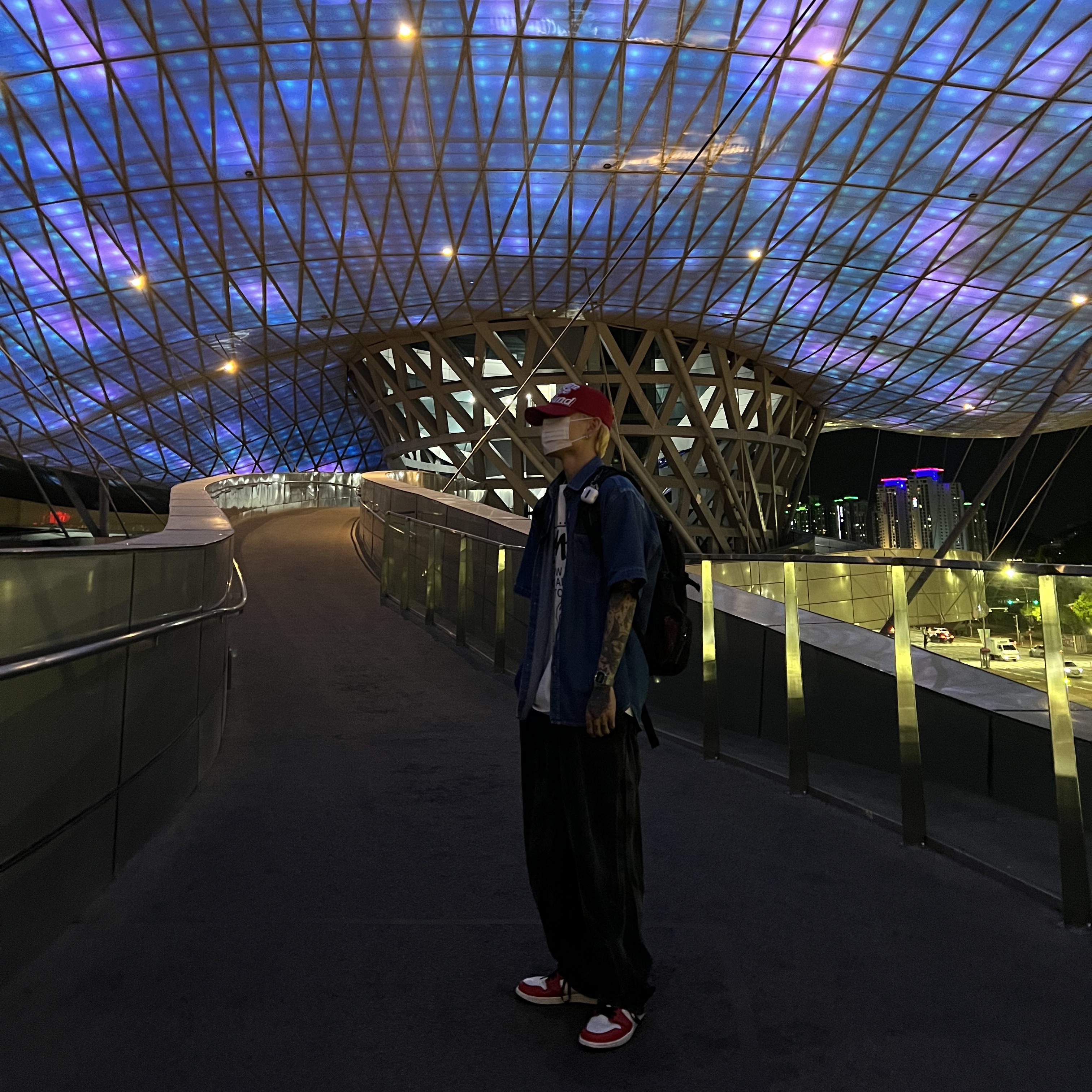 Stussy World Tour T-Shirt White, Jordan 1 Retro High OG Defiant SB LA to Chicago 착용 스타일 - 3