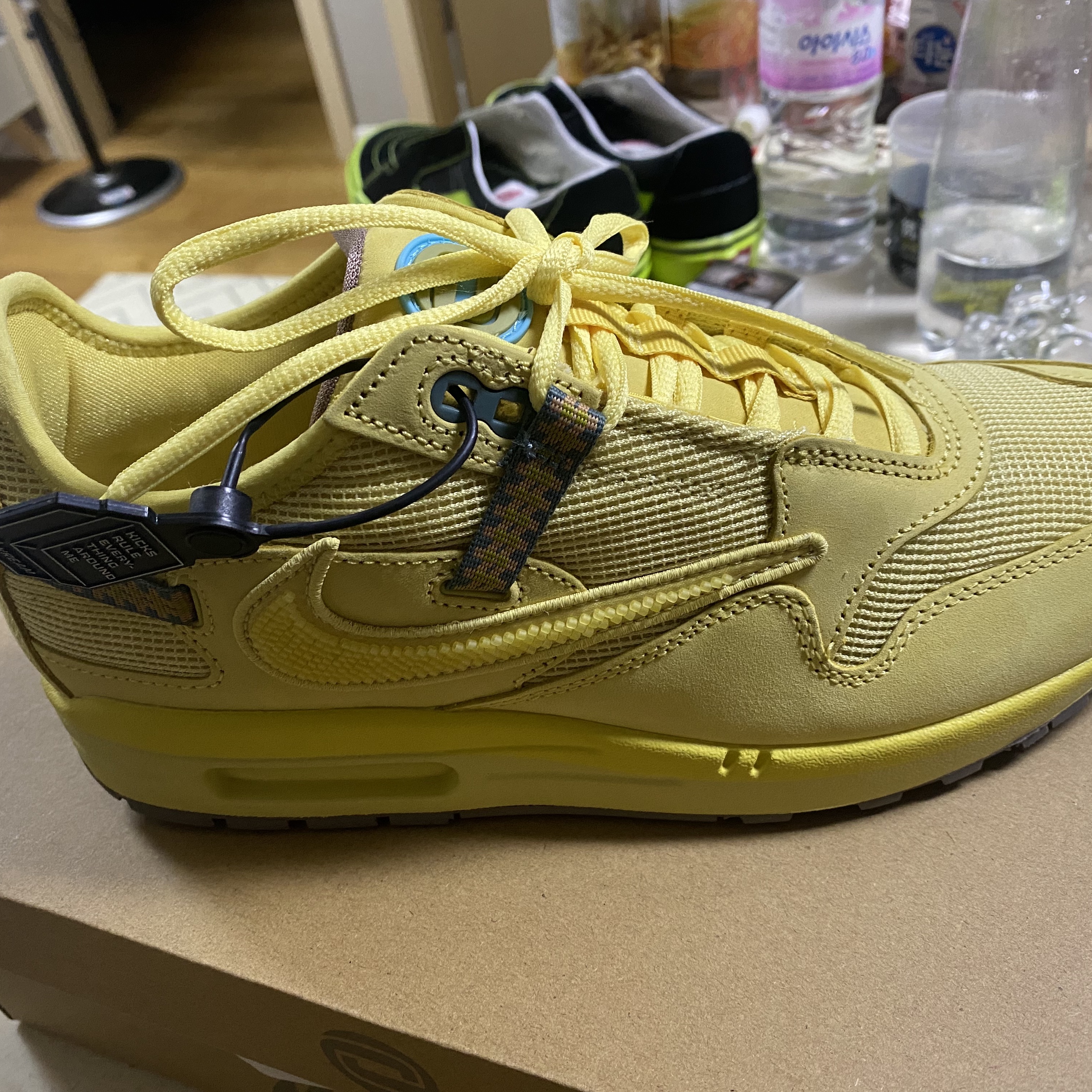 Nike x Travis Scott Air Max 1 Cact.us Gold 착용 스타일
