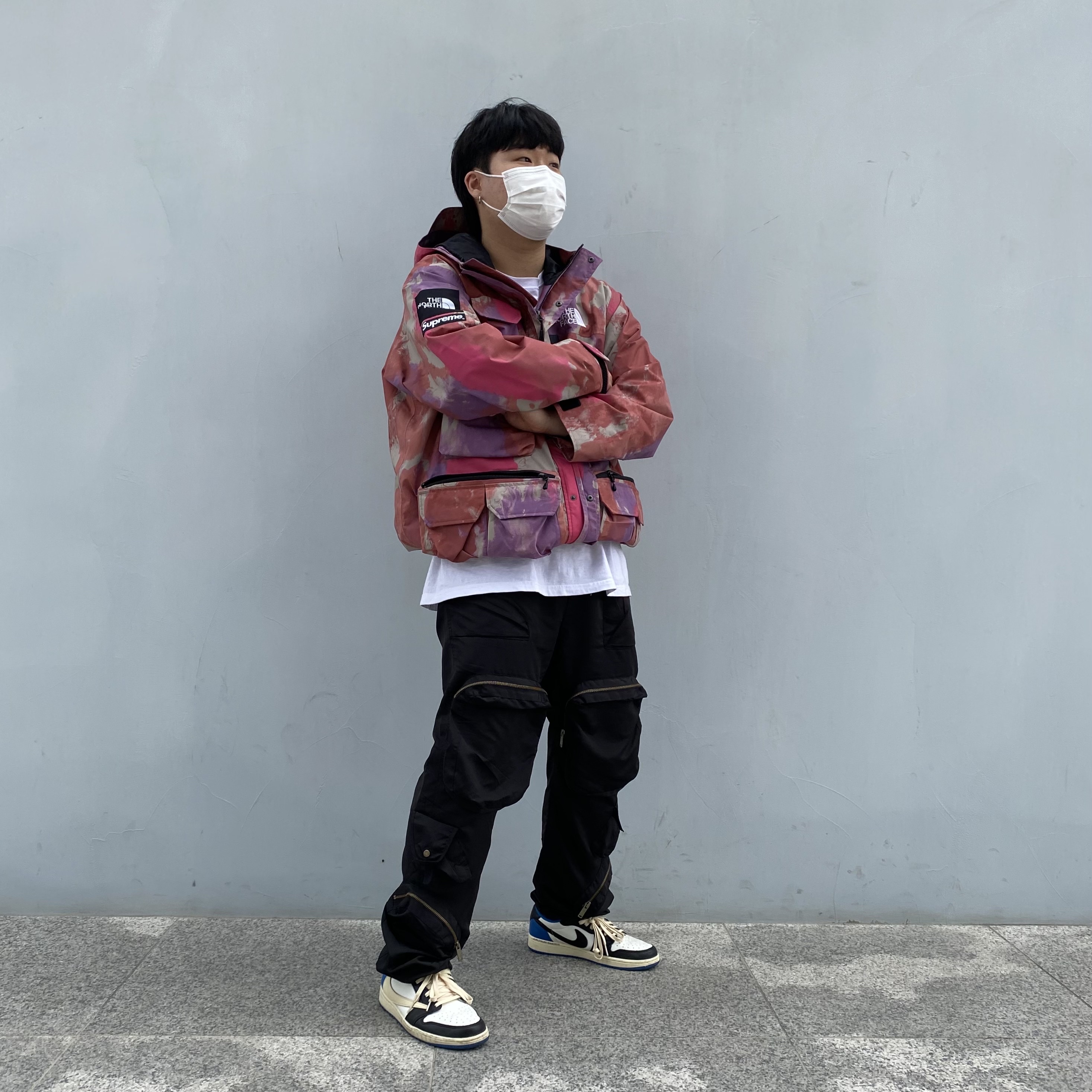 Supreme x The North Face Cargo Jacket Multi-Color - 20SS, Jordan 1 x Travis Scott x Fragment Retro Low OG SP Military Blue 착용 스타일 - 1