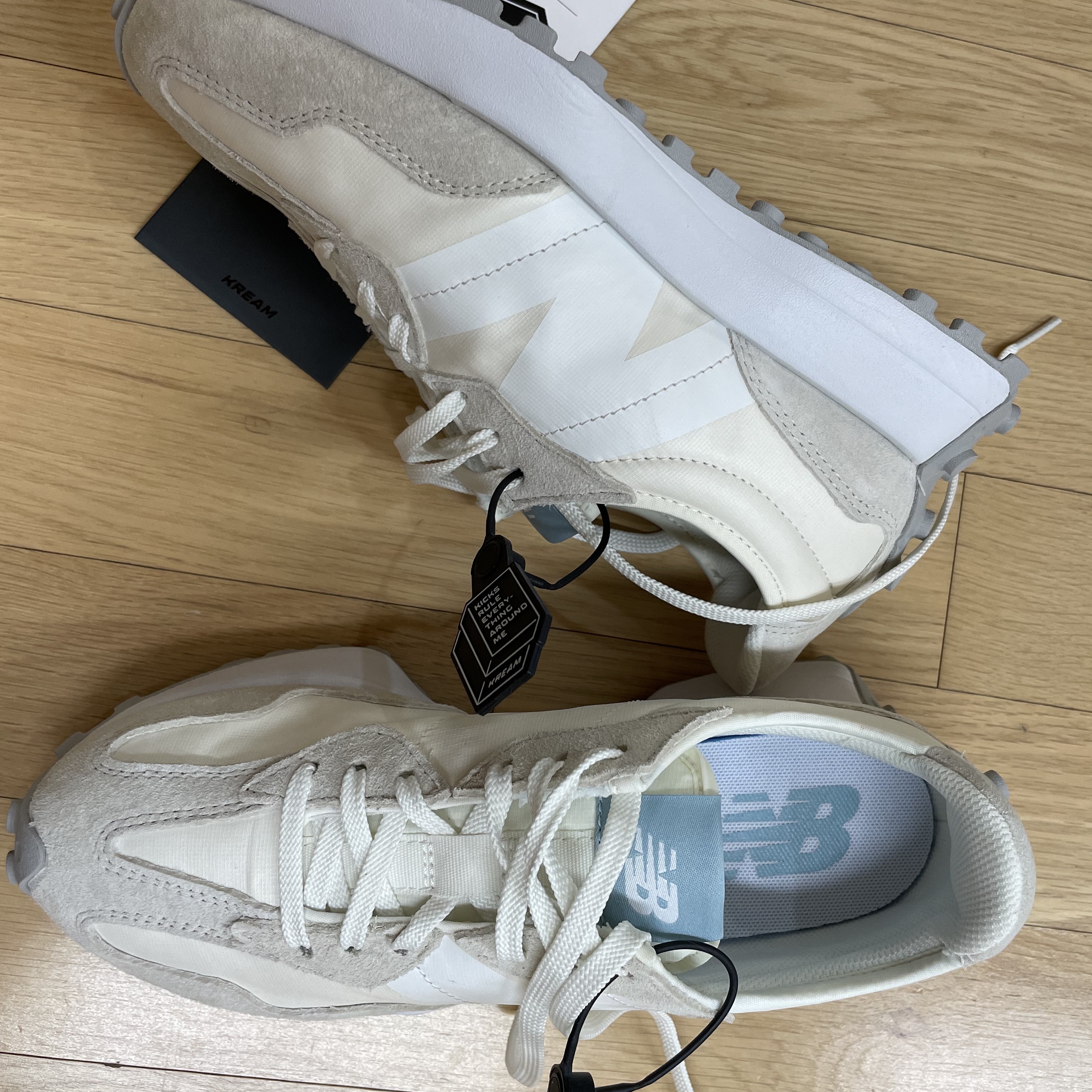 (W) New Balance 327 Sea Salt 착용 스타일 - 1